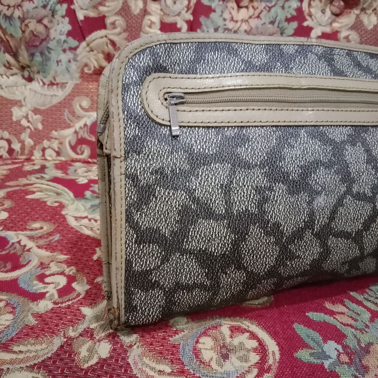 Vintage Vintage Yves Saint Laurent Giraffe Clutch Bag Size ONE SIZE - 16 Thumbnail