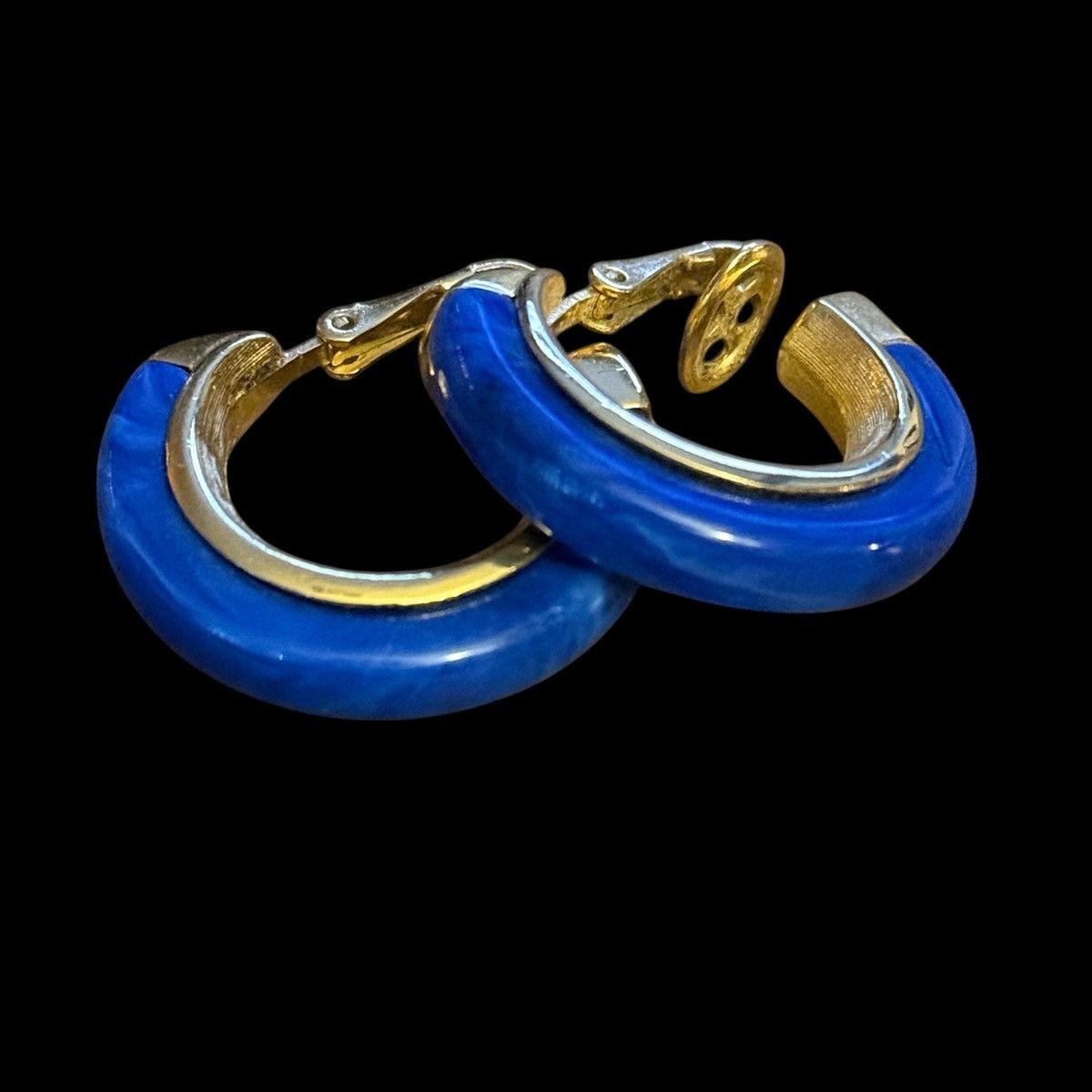 Vintage Vintage Crown Trifari blue and gold clip on hoop earrings Size ONE SIZE - 1 Thumbnail