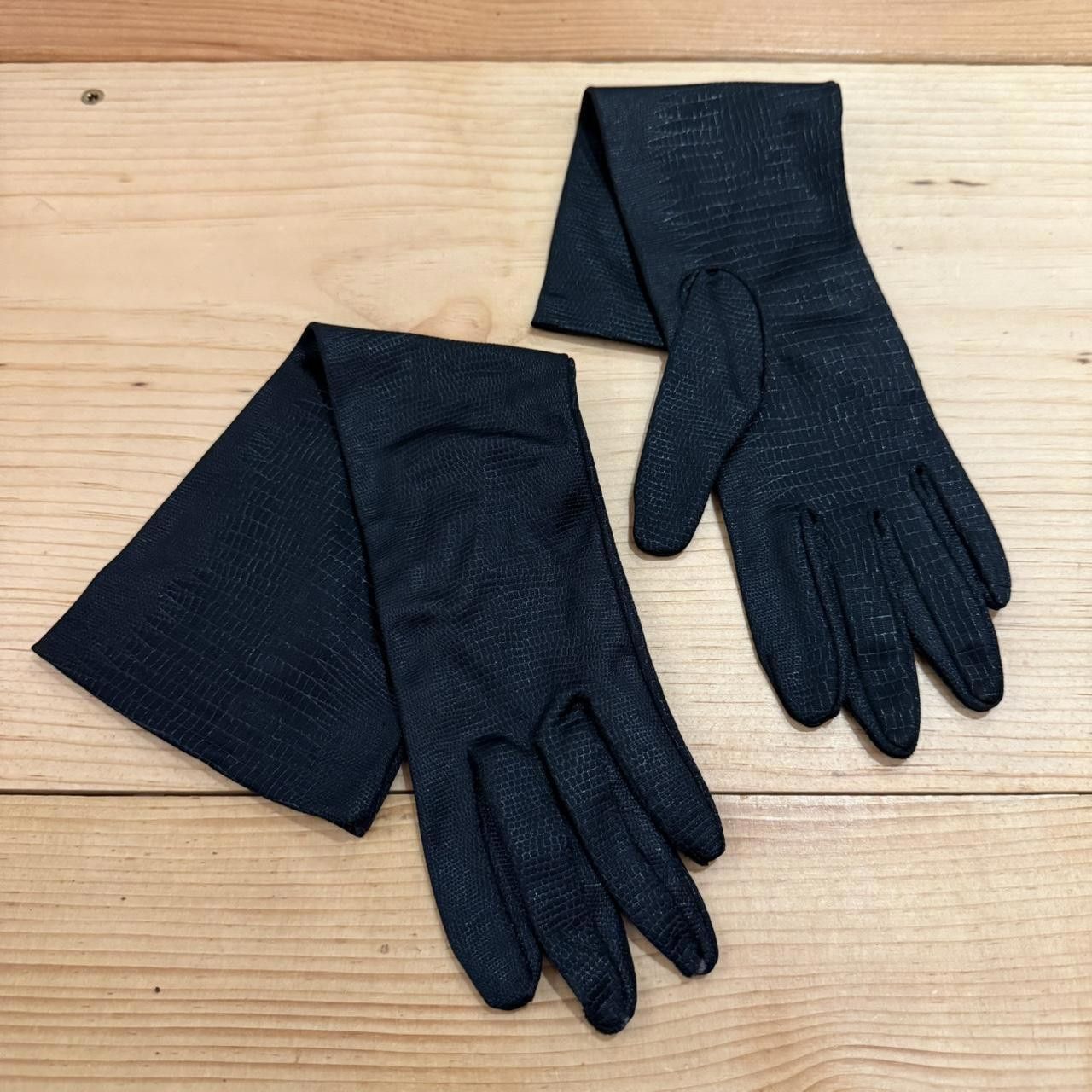 Designer Women's Vintage Black Gloves Size ONE SIZE - 2 Thumbnail