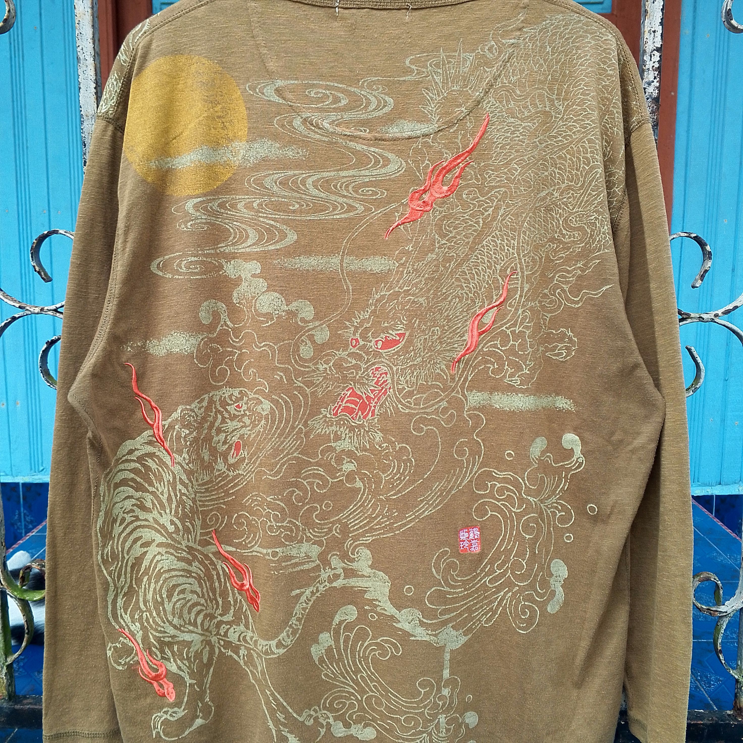 Japanese Brand Vintage Sukajan Sourvenir Tiger & Dragon Embroidery Tshirt Size US XL / EU 56 / 4 - 3 Thumbnail