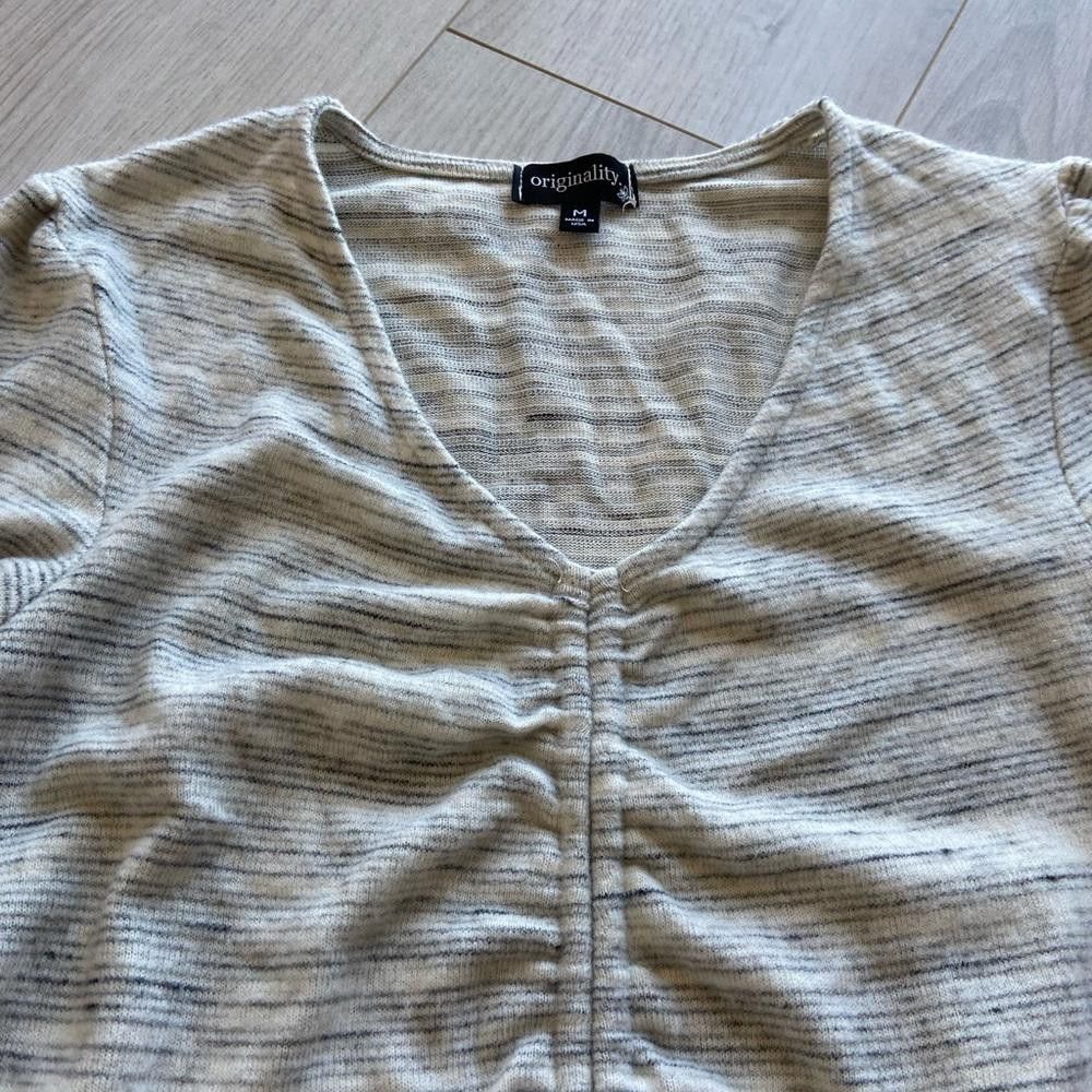 Designer Chic Lightweight Cropped Cardigan with Tie Detail Size M / US 6-8 / IT 42-44 - 3 Thumbnail