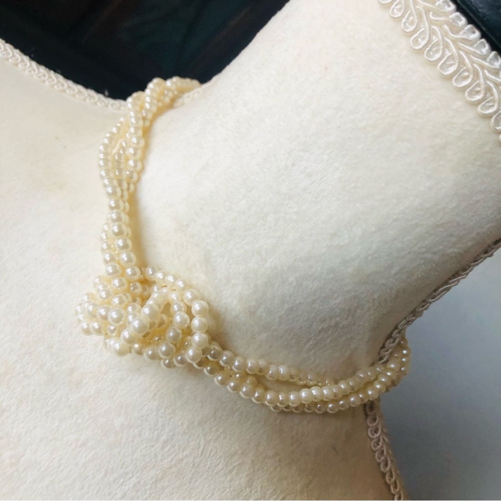 Vintage Vintage 80s versatile triple strand cream pearl necklac Size ONE SIZE - 1 Thumbnail
