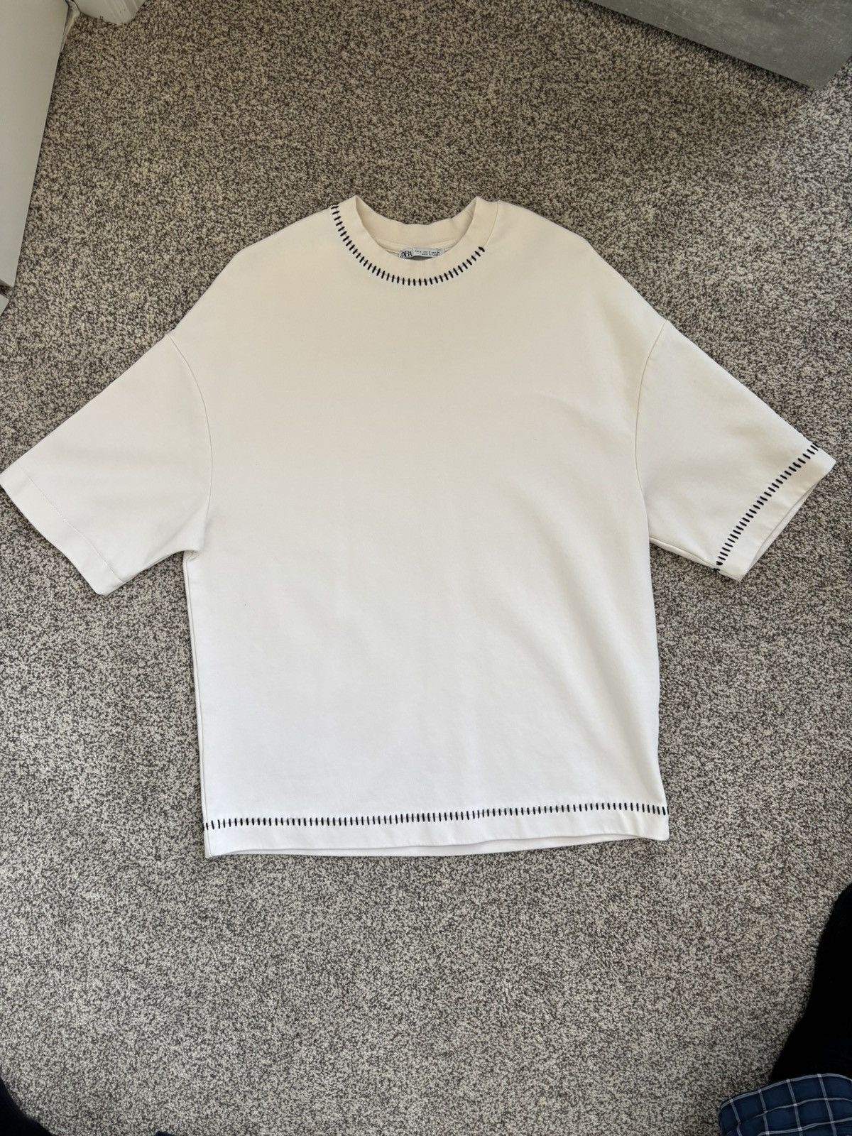 Zara Zara Off-White Tee with Black Accents Size US S / EU 44-46 / 1 - 1 Thumbnail