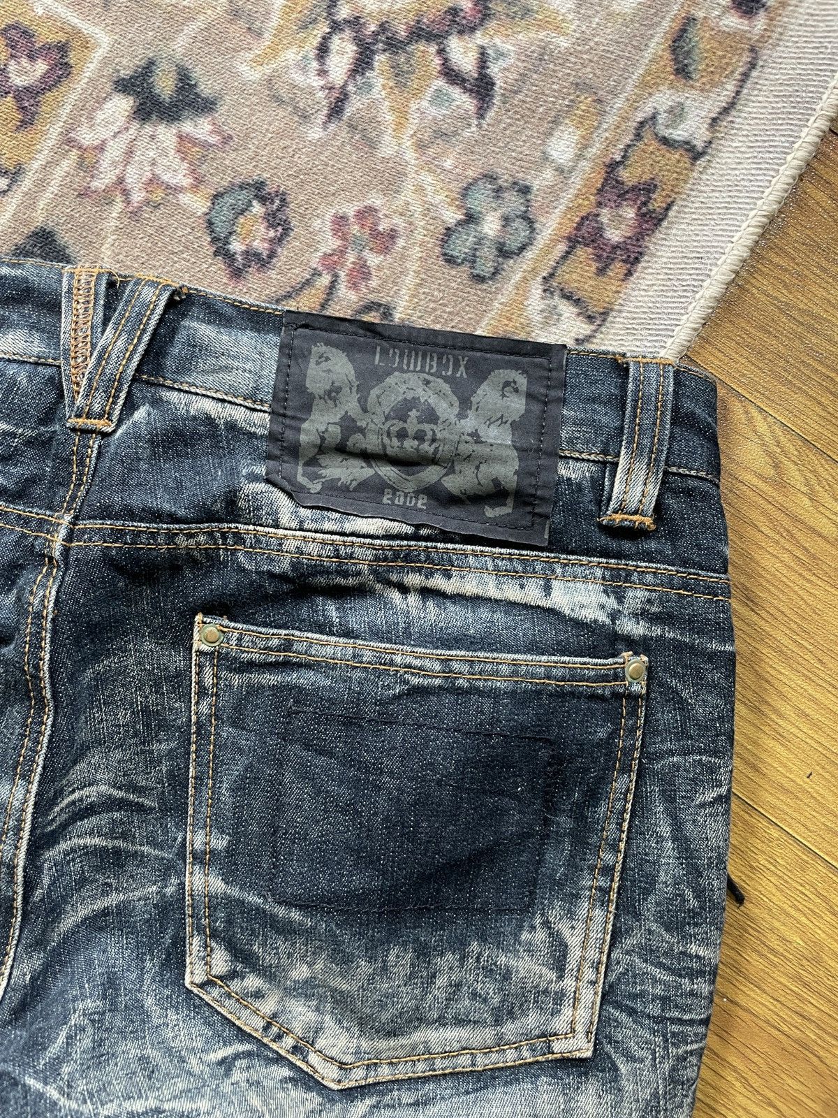 LowBox Distressed denim jeans with a bold