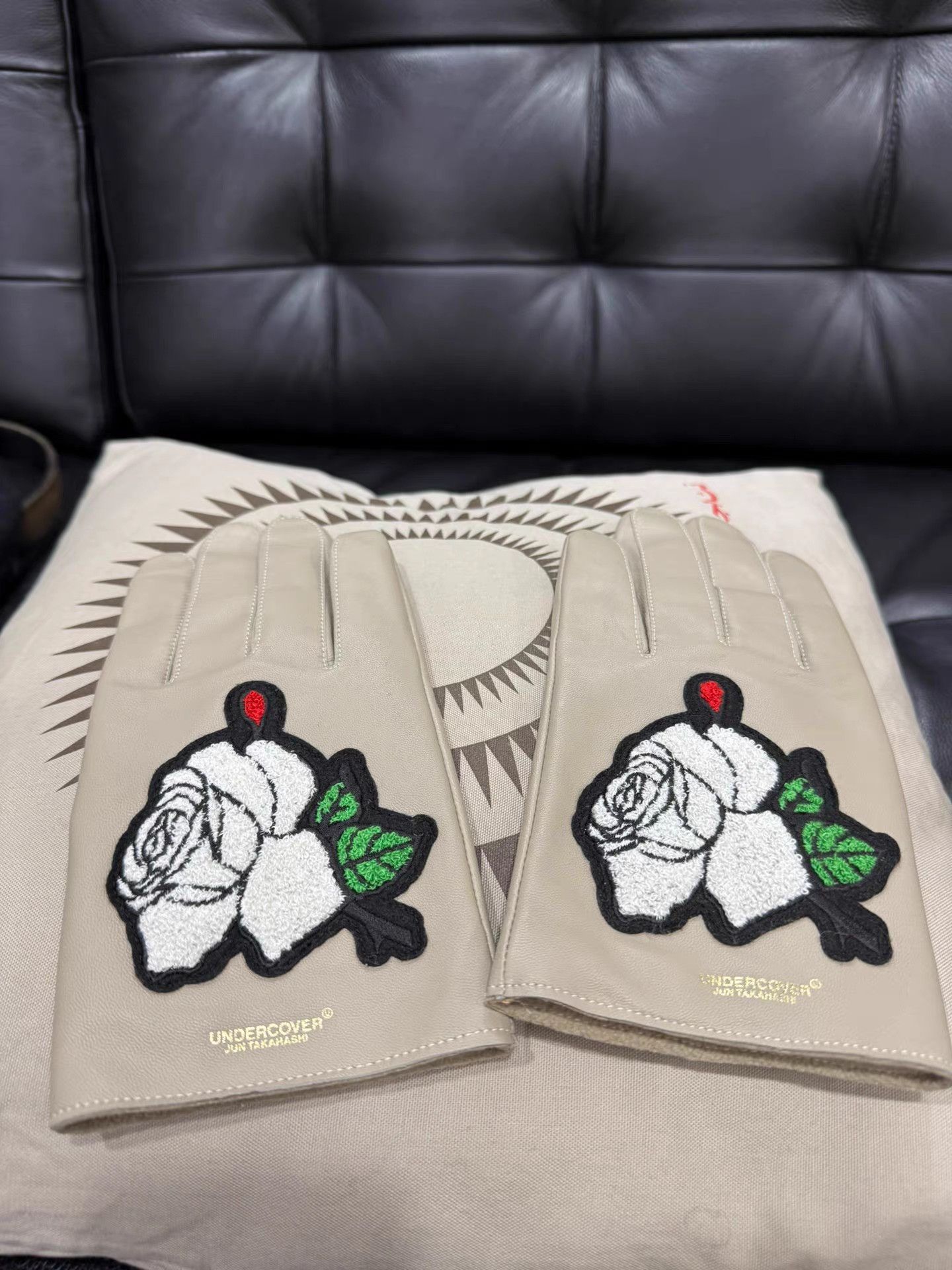 Undercover UNDERCOVER Rose Embroidered Sheepskin Gloves K20 Size ONE SIZE - 2 Thumbnail