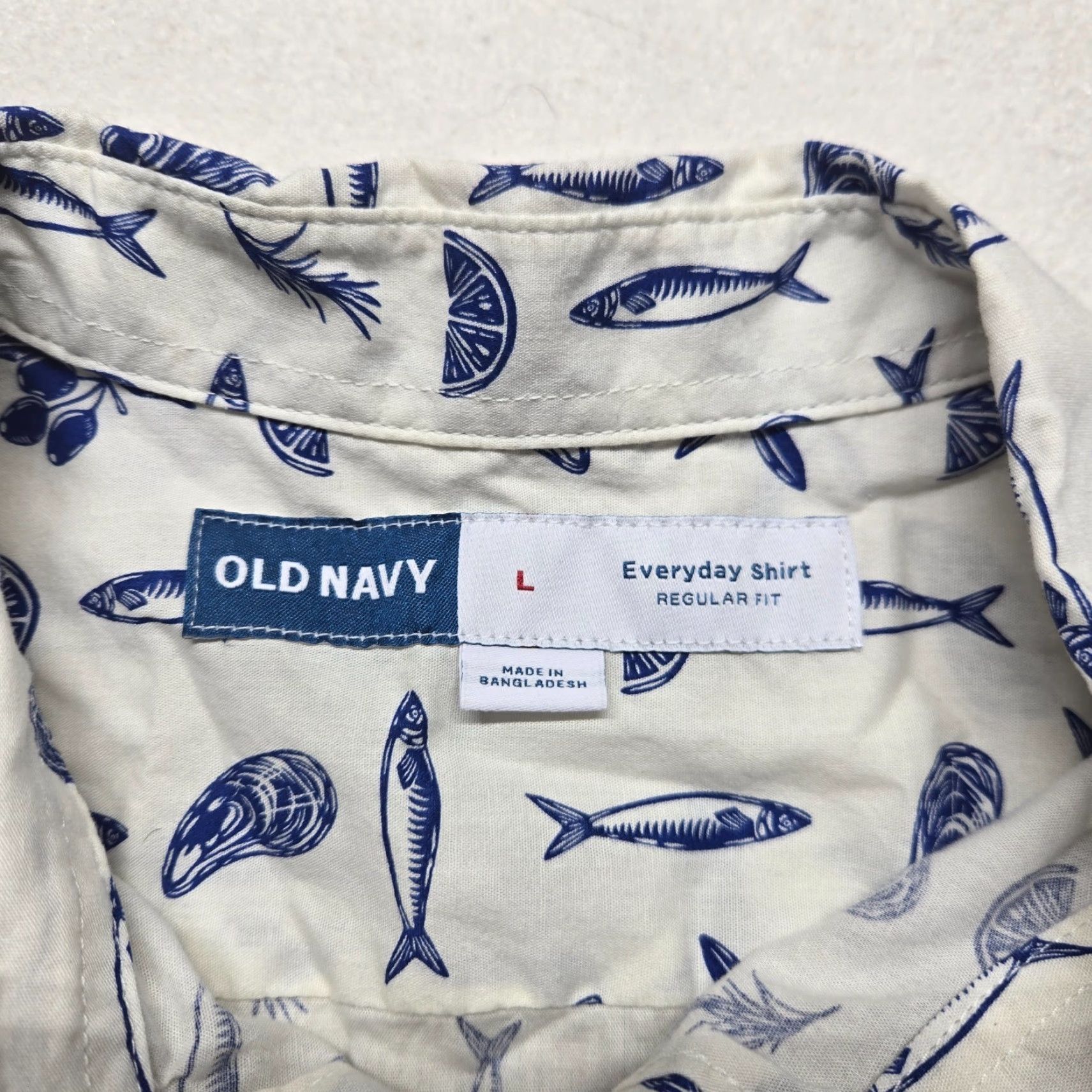 Old Navy Old Navy Men's Short Sleeve Button-Up Shirt Hawaiian All Over Fish Print White L Size US L / EU 52-54 / 3 - 3 Thumbnail