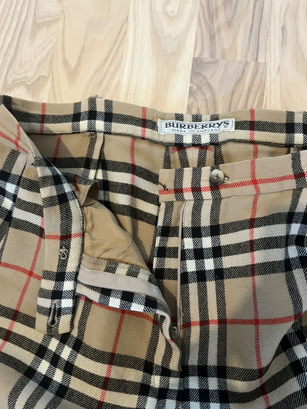 Burberry 70’s Burberry pure wool nova check pleates Size US 31 - 3 Thumbnail