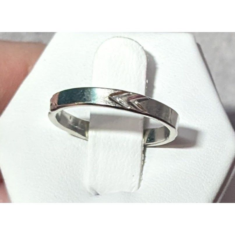 Other Simple Silver Tone Arrow Pattern Stamped Ring Size 6 1/2 Size ONE SIZE - 1 Thumbnail