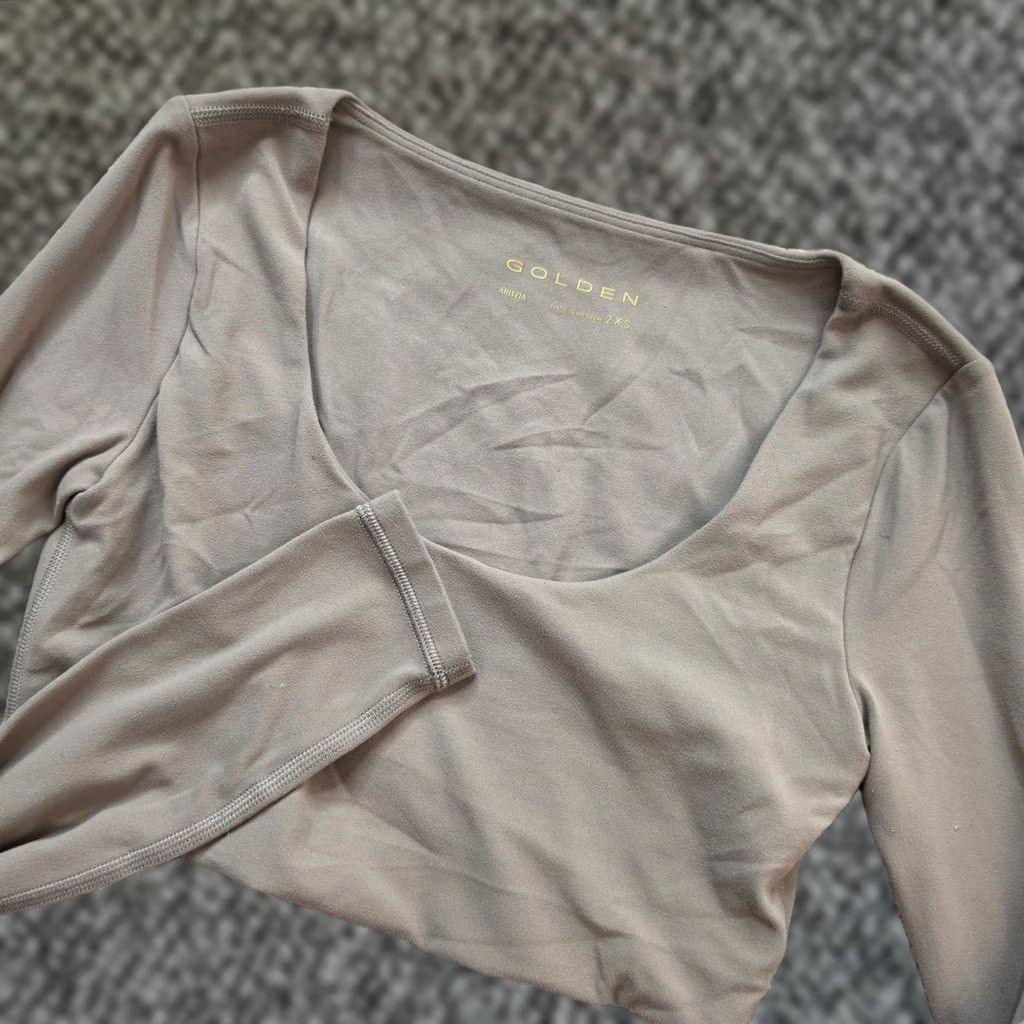 Aritzia Aritzia Golden Crop Top Womens 2XS Taupe Brown Long Sleeve Scoop Neck Athleisure Size XXS / US 00 / IT 34 - 1 Thumbnail