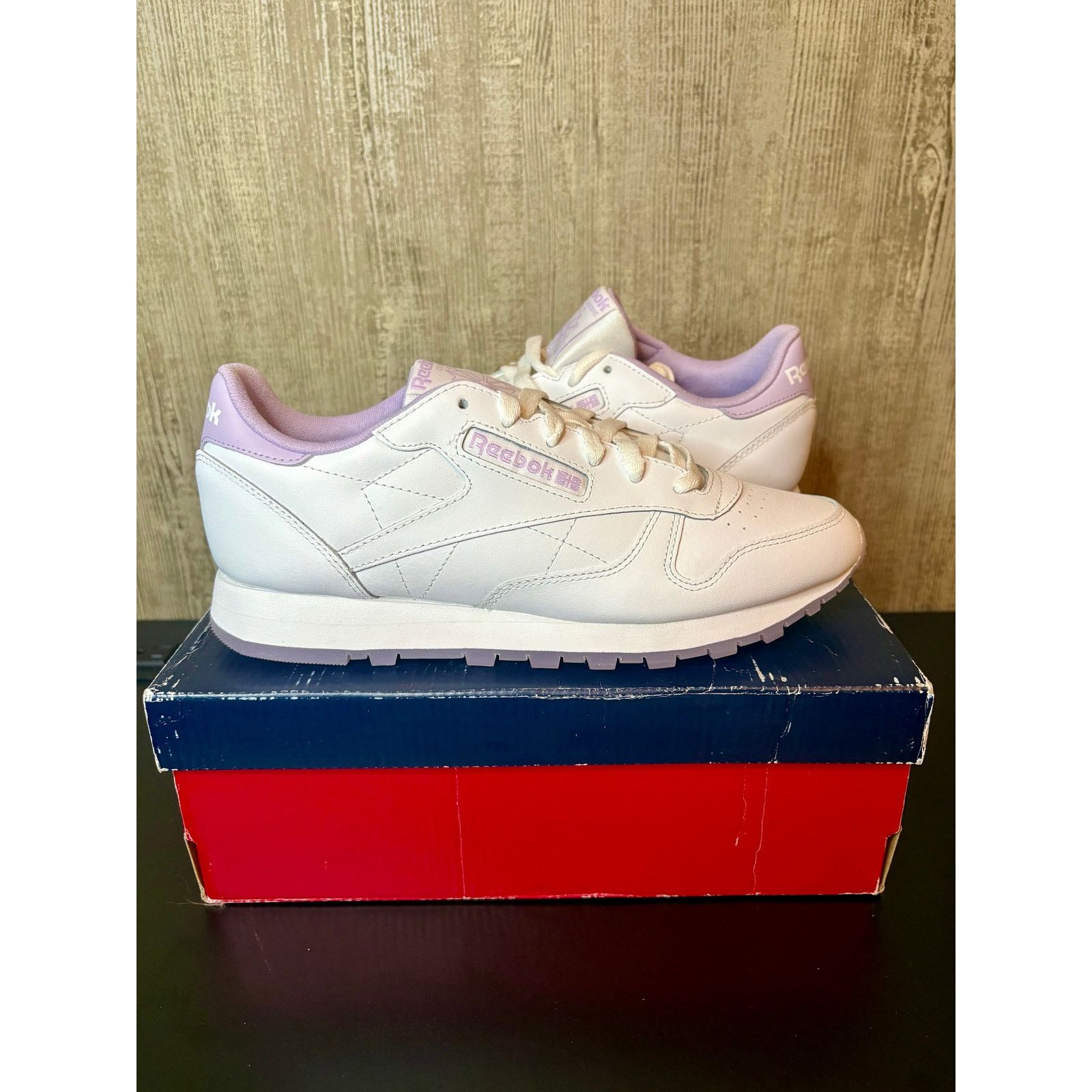 Reebok NWT 9.5W - Classic Leather Reebok Running Shoe (wht/purple) Size US 9.5 / IT 39.5 - 1 Thumbnail