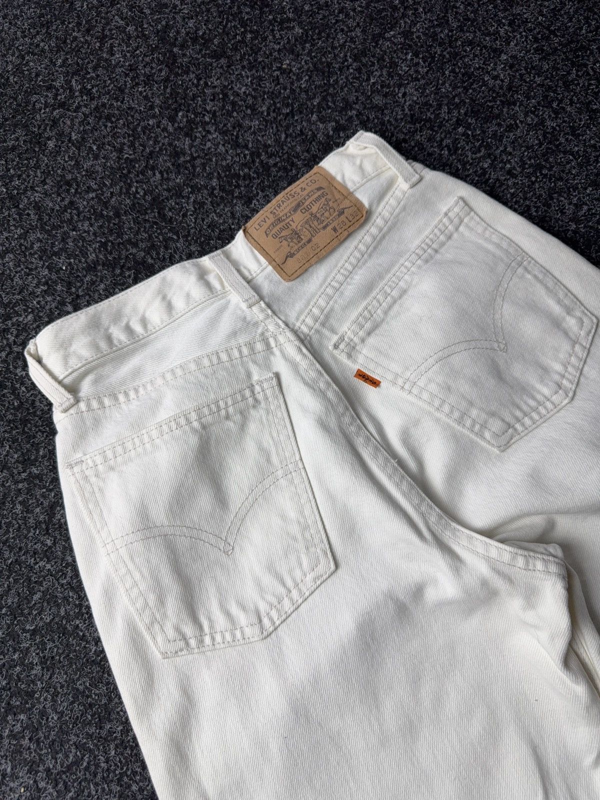 Levi's Vintage Clothing Vintage Levi’s 501 White Denim Jeans Orange Tab W25 L32 Size 25" / US 0 / IT 36 - 18 Thumbnail
