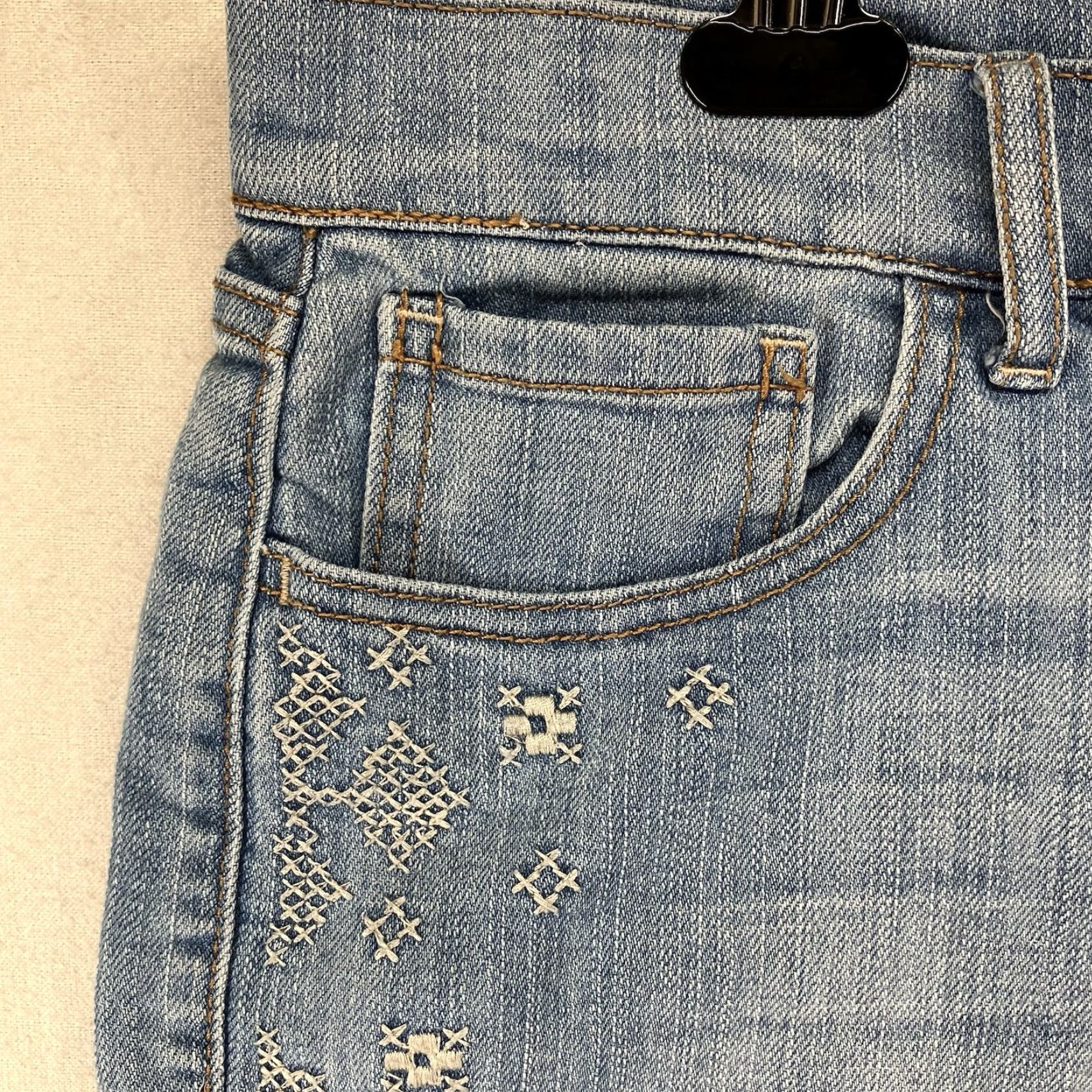 Old Navy Old Navy Women's 90s Sweetheart Jean Shorts Size 12 Mid Rise Cuffed Embroidered Blue 4-Inseam Size 34" / US 12 / IT 48 - 7 Thumbnail