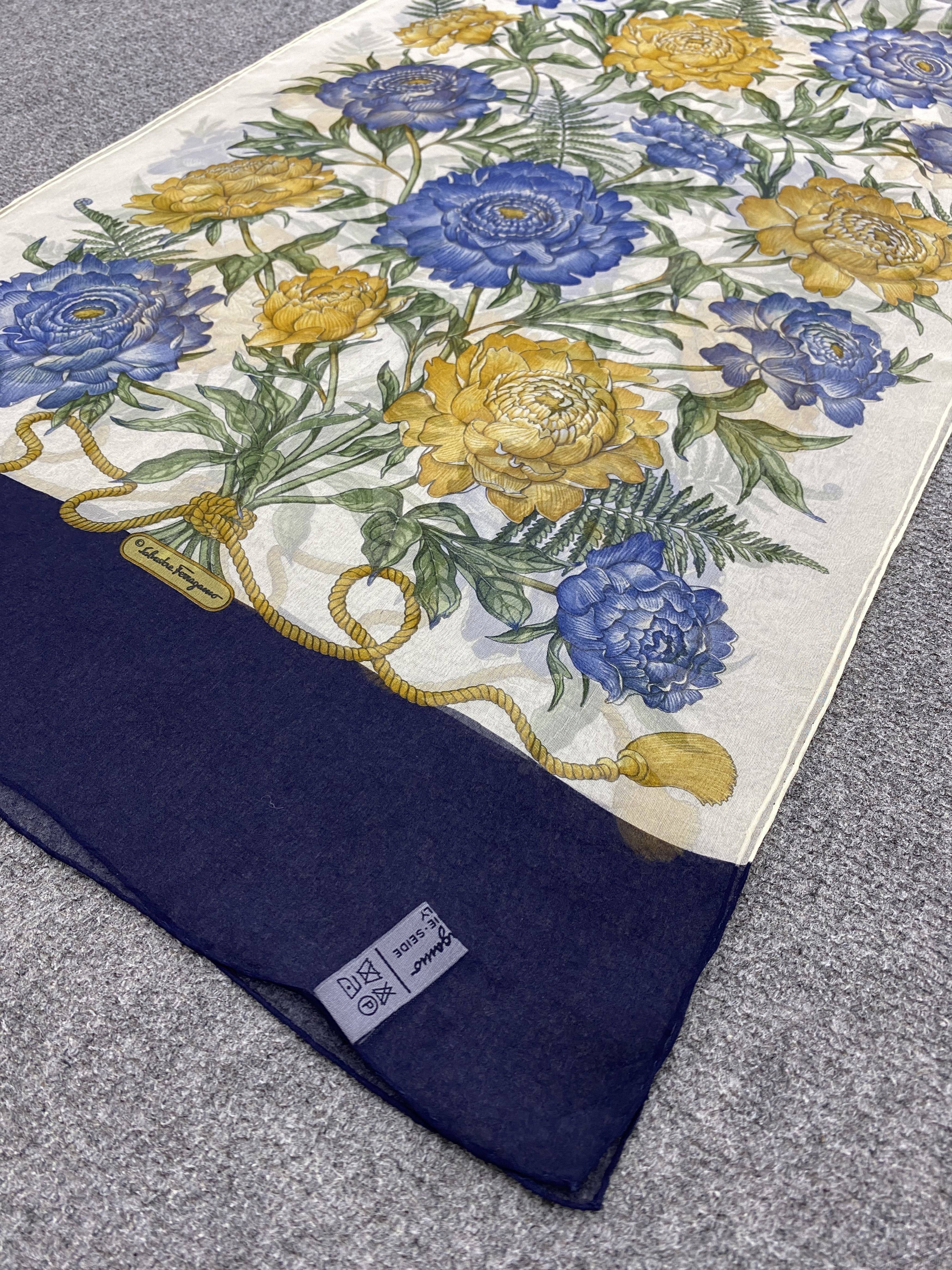 Designer × Salvatore Ferragamo Vintage Ferragamo Silk Scarf / Foulards / Silk Shawl SN0016 Size ONE SIZE - 4 Thumbnail
