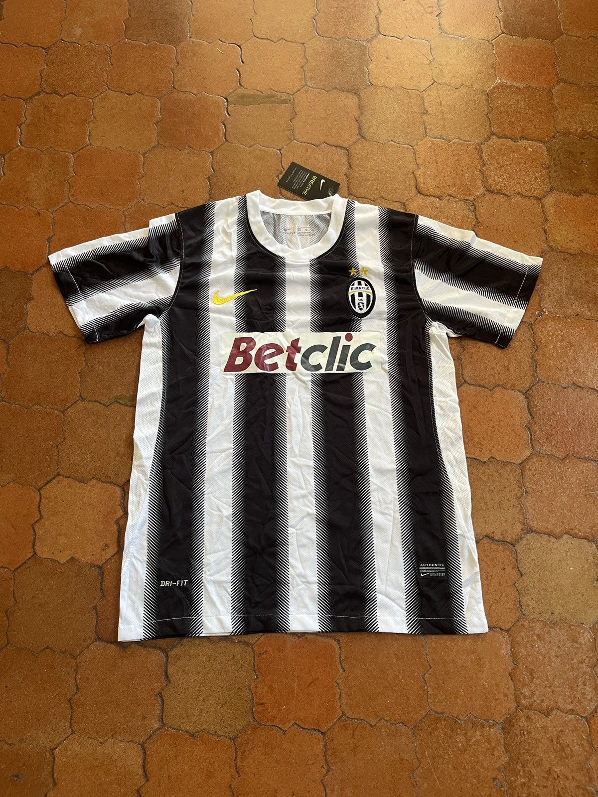 Nike Juventus 2010/11 Home Jersey Nike Dri-Fit (Size M) Size US M / EU 48-50 / 2 - 1 Thumbnail
