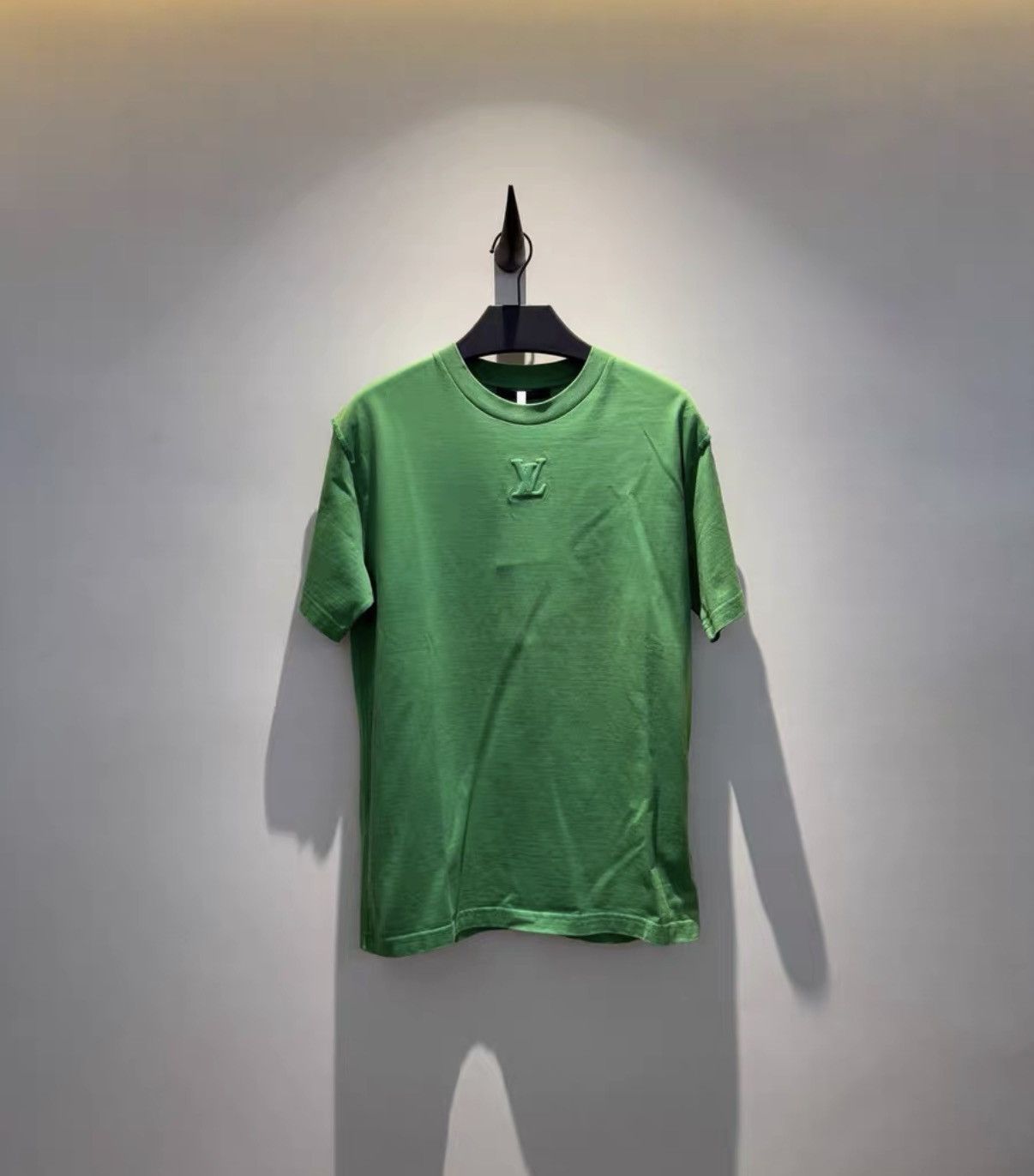 Louis Vuitton LV (Louis Vuitton) Chest Embossed Logo Short Sleeve T-Shirt Size US M / EU 48-50 / 2 - 1 Thumbnail