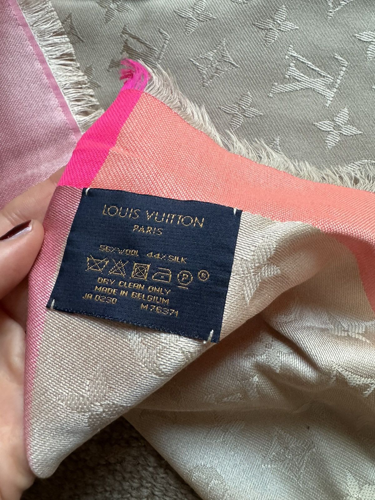 Louis Vuitton New LV scarf, never used Size ONE SIZE - 3 Thumbnail