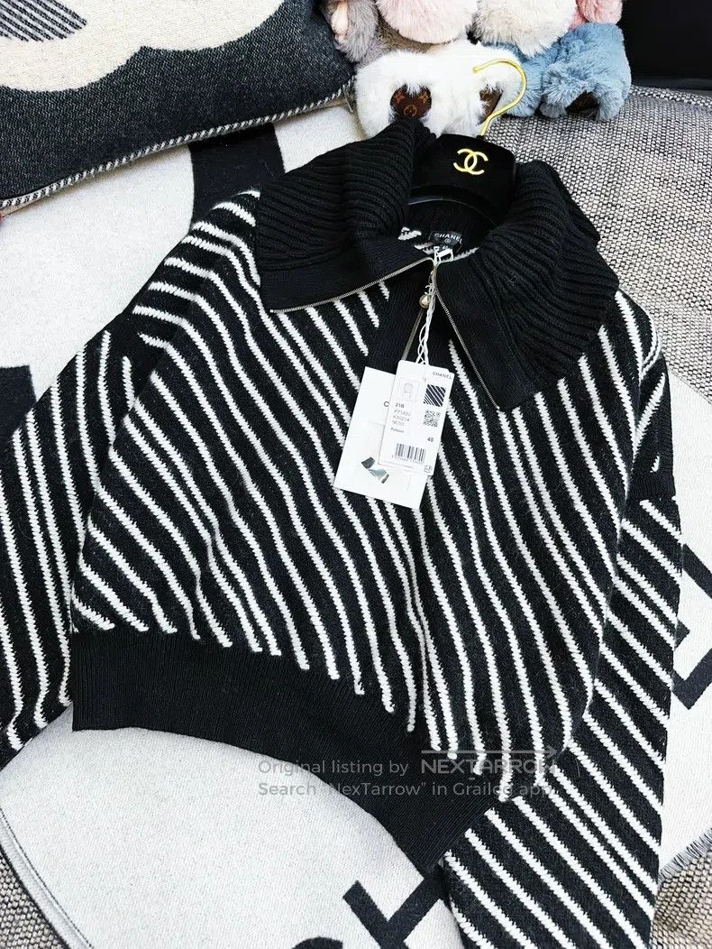 Chanel Chanel 21B black and white cashmere sweater oblique stripe Size S / US 4 / IT 40 - 8 Thumbnail