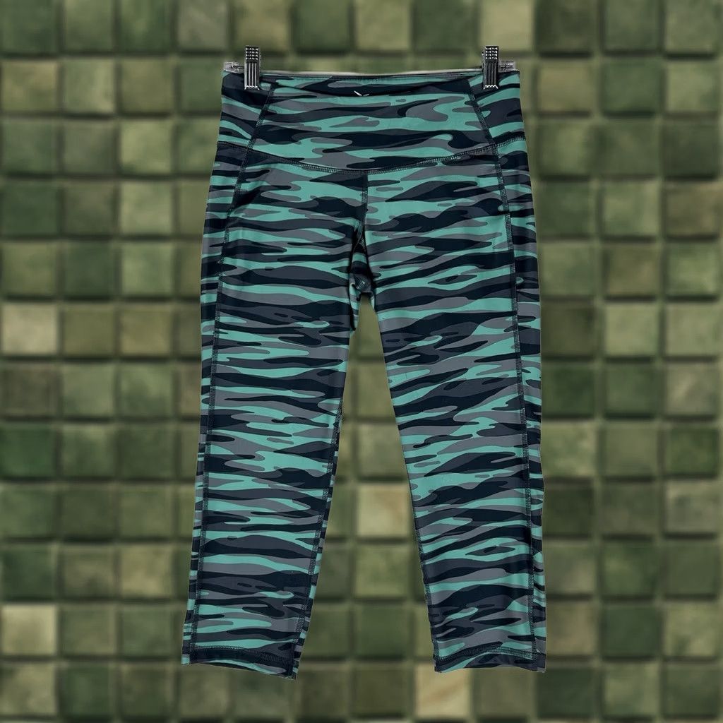 Old Navy Old Navy Capri Leggings Women's Medium Fitted Teal Camouflage Gym Run Go-Dry Activewear Capris Size 32" / US 10 / IT 46 - 1 Thumbnail
