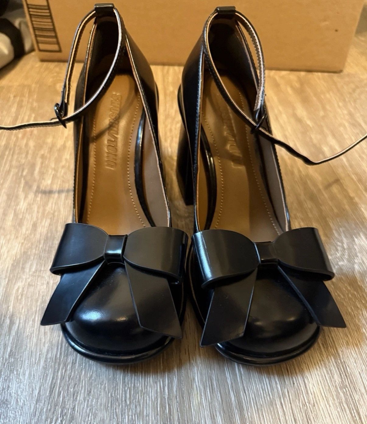 ShuShu/Tong Front Bow Heel