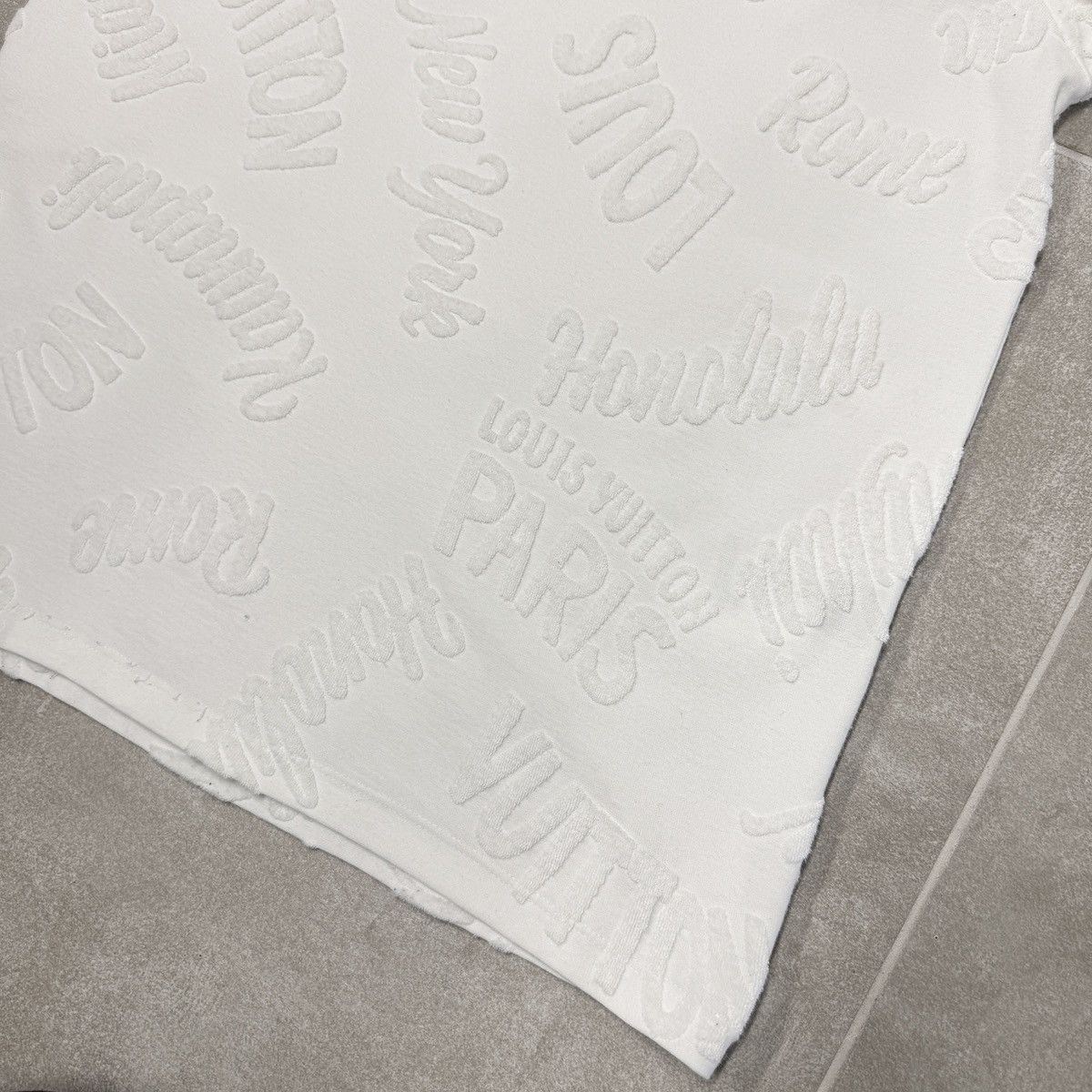 Louis Vuitton Louis Vuitton 1A3KR2 Raglan T-Shirt In White RRP £600 Size US S / EU 44-46 / 1 - 3 Thumbnail