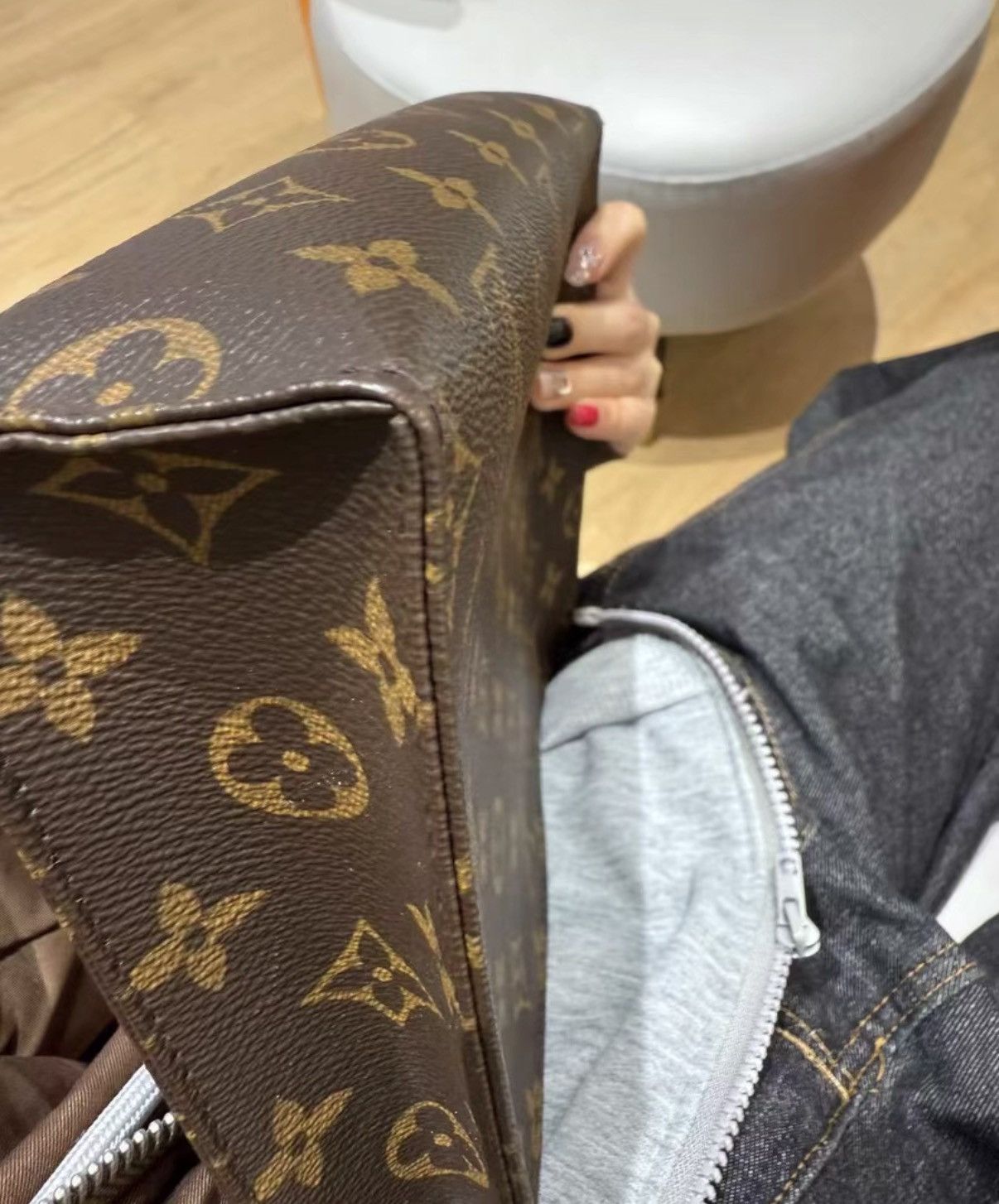 Louis Vuitton Louis Vuitton 26 Monogram Toiletry Pouch/Clutch. Size ONE SIZE - 5 Thumbnail