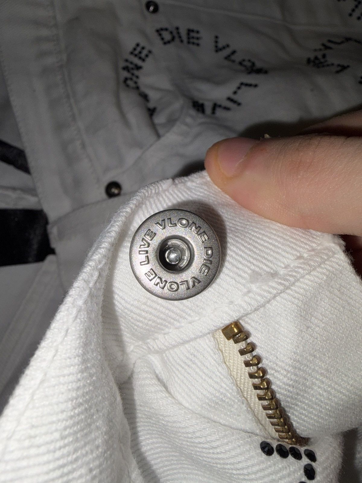 Vlone Vlone Rhinestone White Denim UNRELEASED Size US 34 / EU 50 - 6 Thumbnail