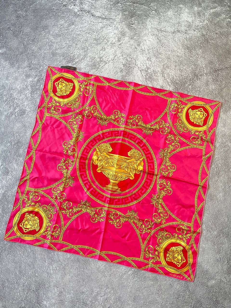 Versace Gianni Versace Bold Fuchsia & Gold „House Of Versace“ Silk Size ONE SIZE - 2 Thumbnail