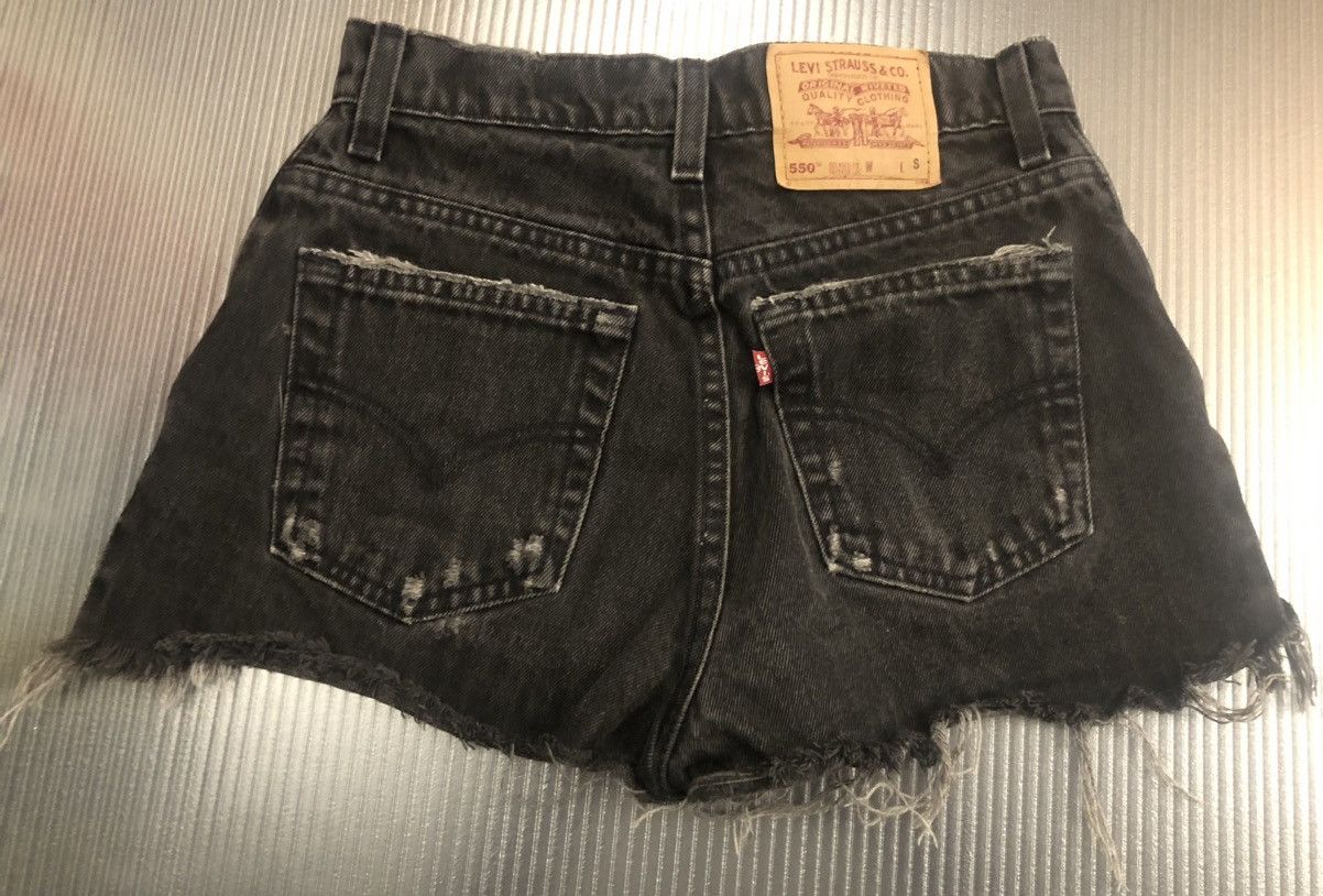 Levi's Levi's 🇺🇸 550 black cutoff shark bite daisy dukes vintage 26 Size 26" / US 2 / IT 38 - 7 Thumbnail