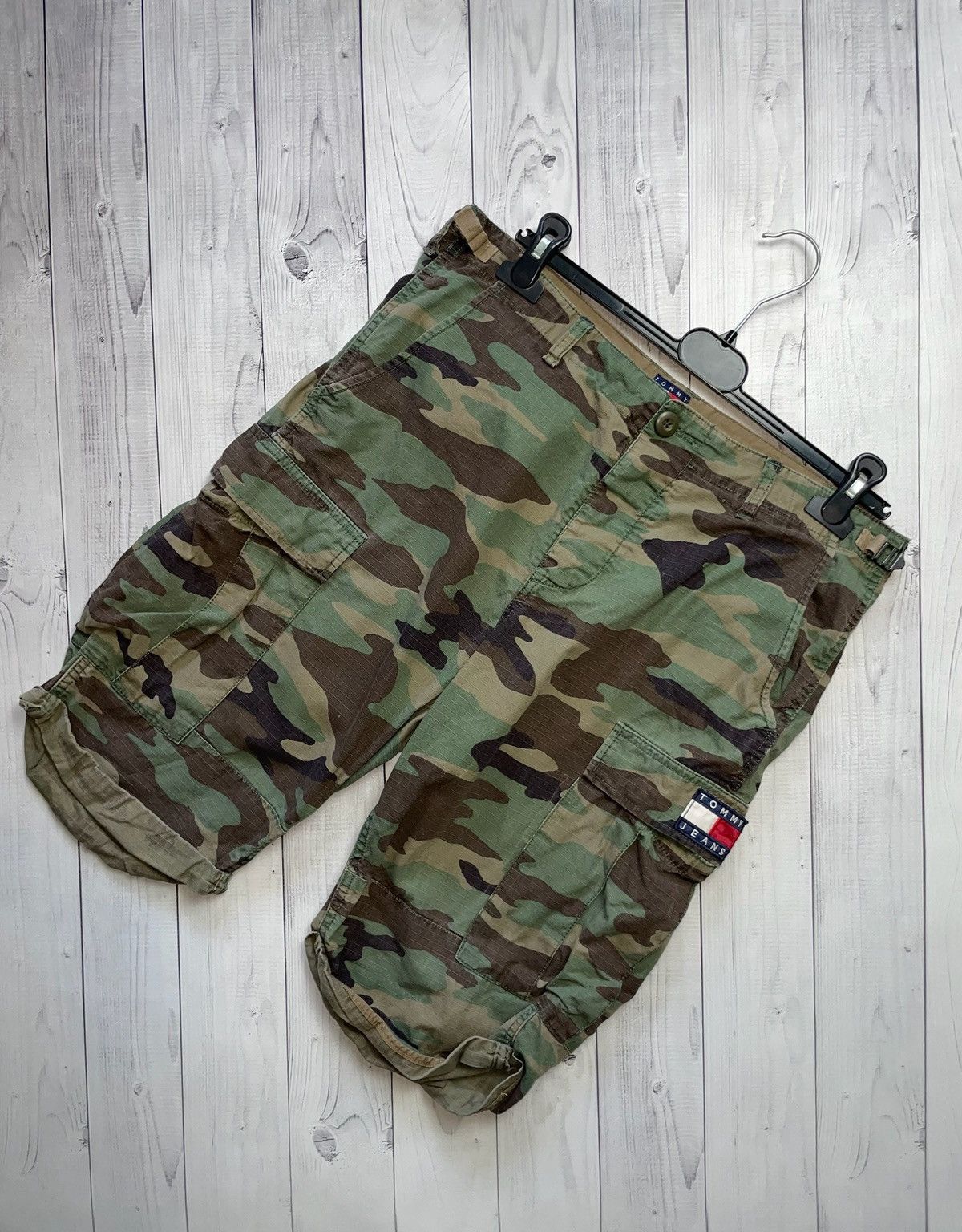 Tommy Hilfiger × Vintage Vintage Tommy Hilfiger cargo shorts camo size W29 Size US 29 - 1 Thumbnail