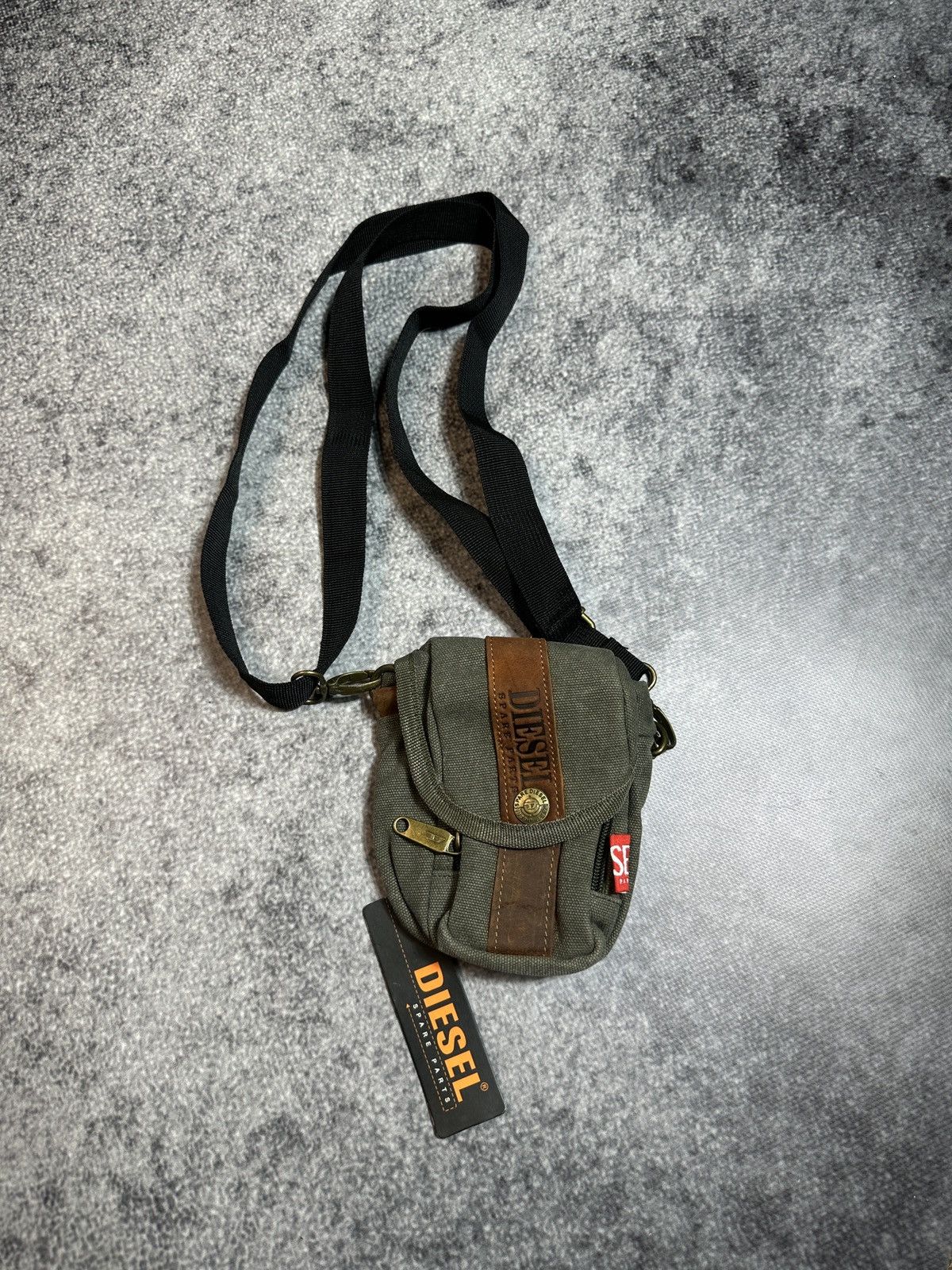 DIESEL ボディバッグ キャンバス レザー ミリタリー y2k ギミック DIESEL ボディバッグ キャンバス レザー ミリタリー y2k ギミックの