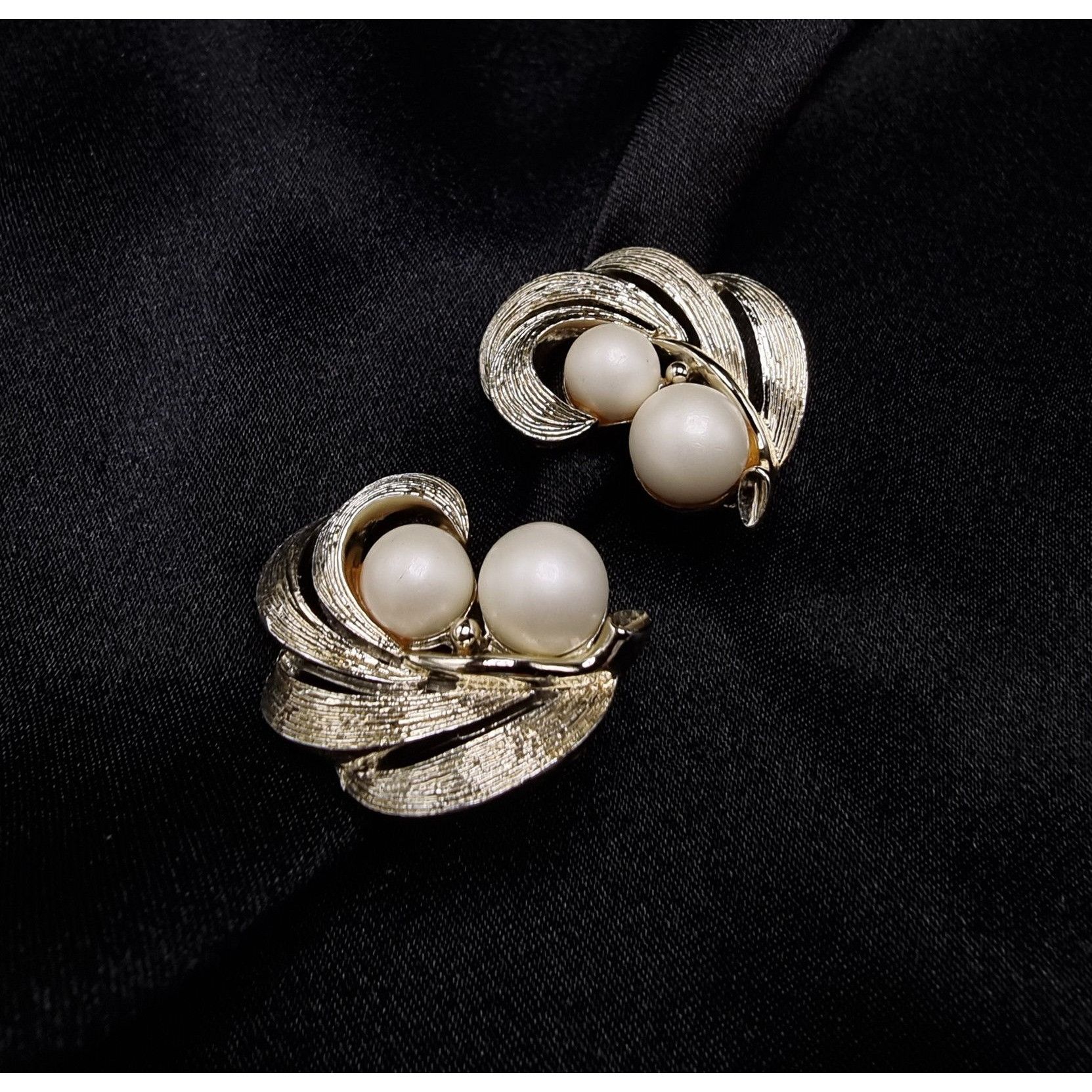 Vintage Vintage 1960's Lisner Gold Tone Clip-On Earrings W/ Faux Pea Size ONE SIZE - 2 Thumbnail