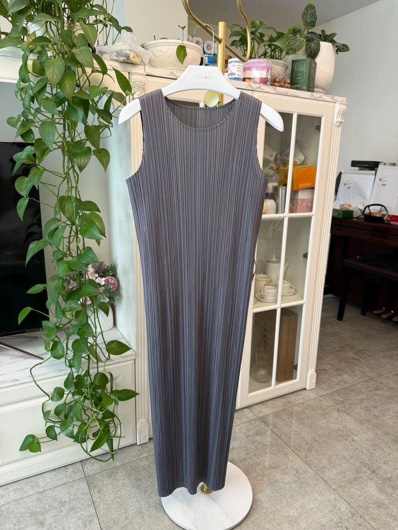 Other Issey Miyake size:2 Dark grey pleated sleeveless dress Size XS / US 0-2 / IT 36-38 - 1 Thumbnail