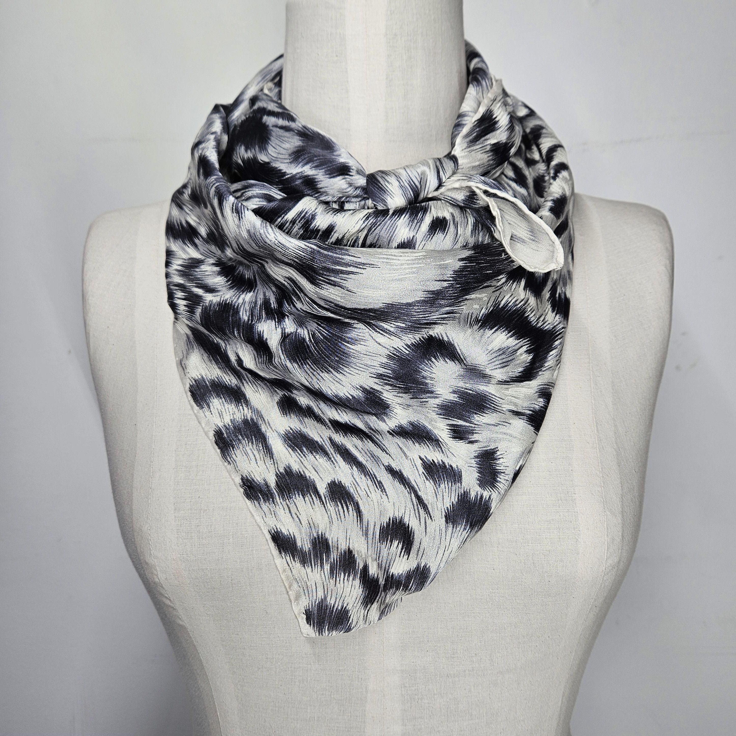 Nordstrom Nordstrom 34x34" Scarf 100% Silk Vintage White Lion Handmade Size ONE SIZE - 2 Thumbnail