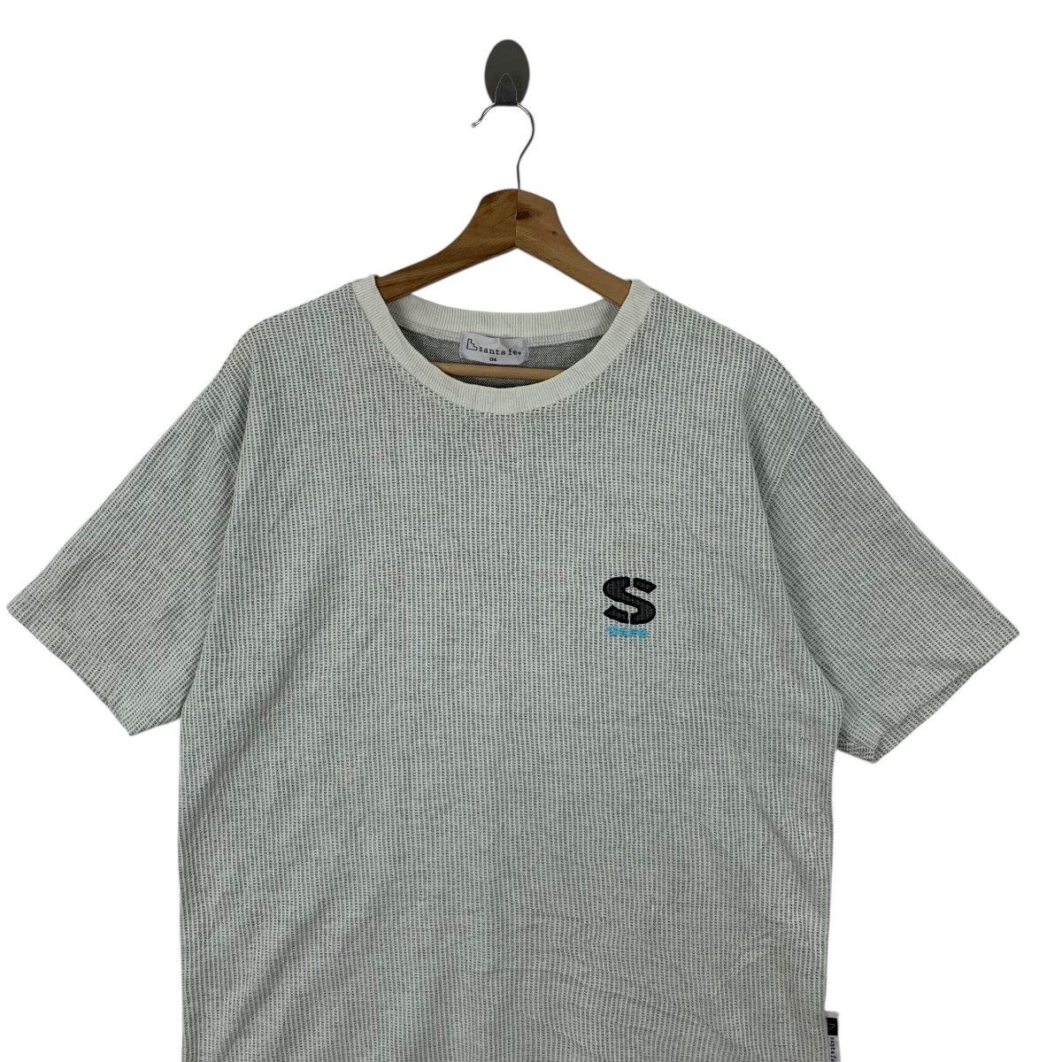 Vintage Vintage SANTA FE JAPAN Embossed Logo Tee Shirt Top Back Hit Size US M / EU 48-50 / 2 - 2 Thumbnail