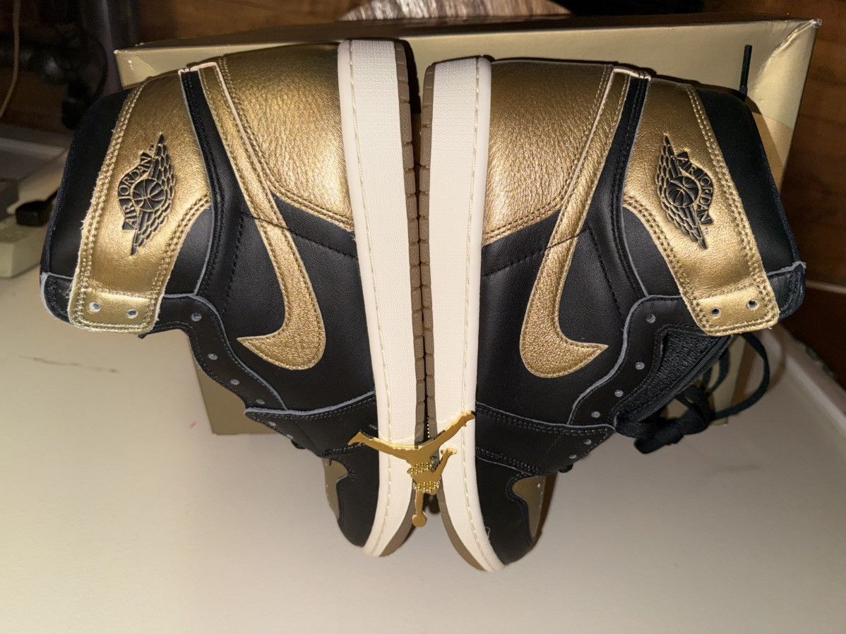 Nike Nike Air Jordan 1 Retro OG High Black/Metallic Gold Sail NEW Size US 9.5 / EU 42-43 - 8 Thumbnail