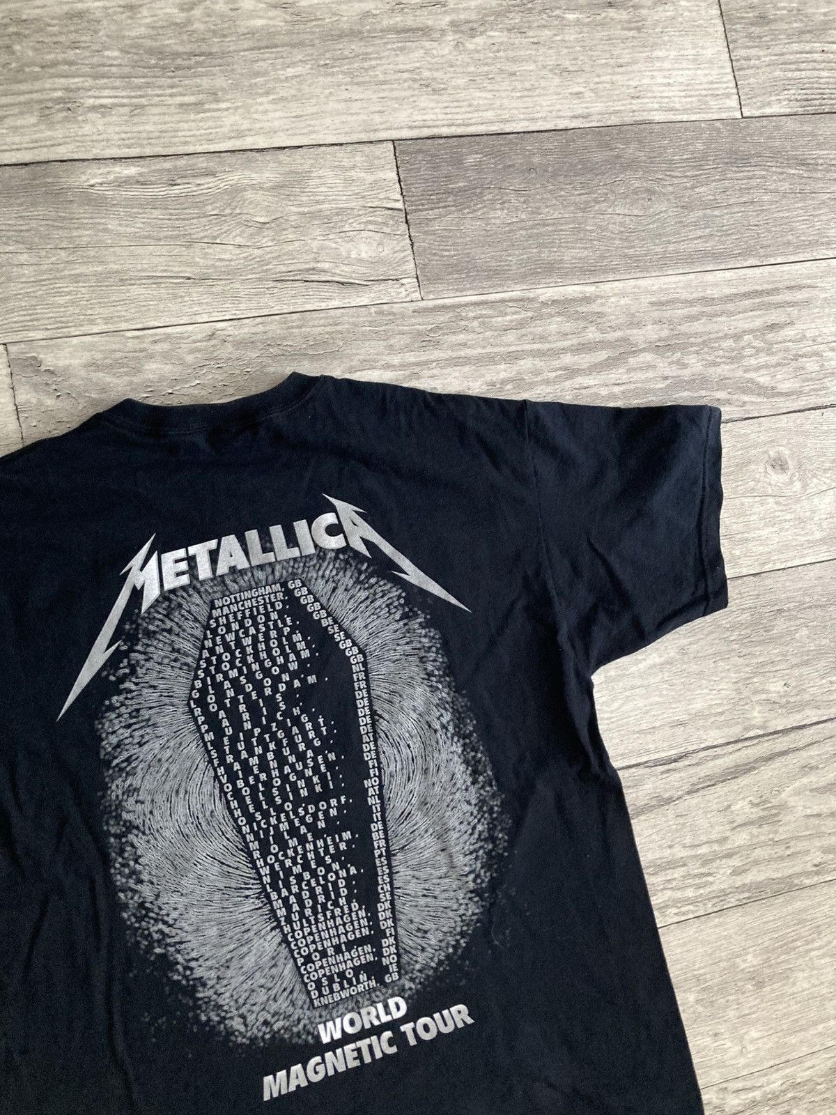 Metallica Vintage metallica gildan magnetic tour tee tshirt M / L drip Size US L / EU 52-54 / 3 - 6 Thumbnail