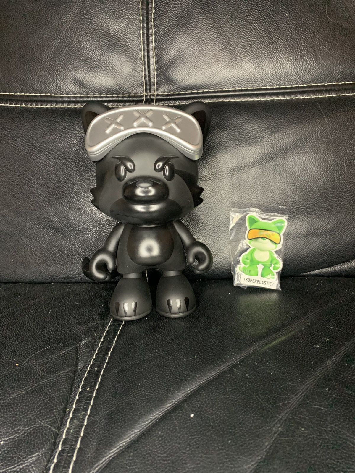 Figurine De Collection The Weeknd X SUPERPLASTIC Kiss Land - Red Panda Janky Black
