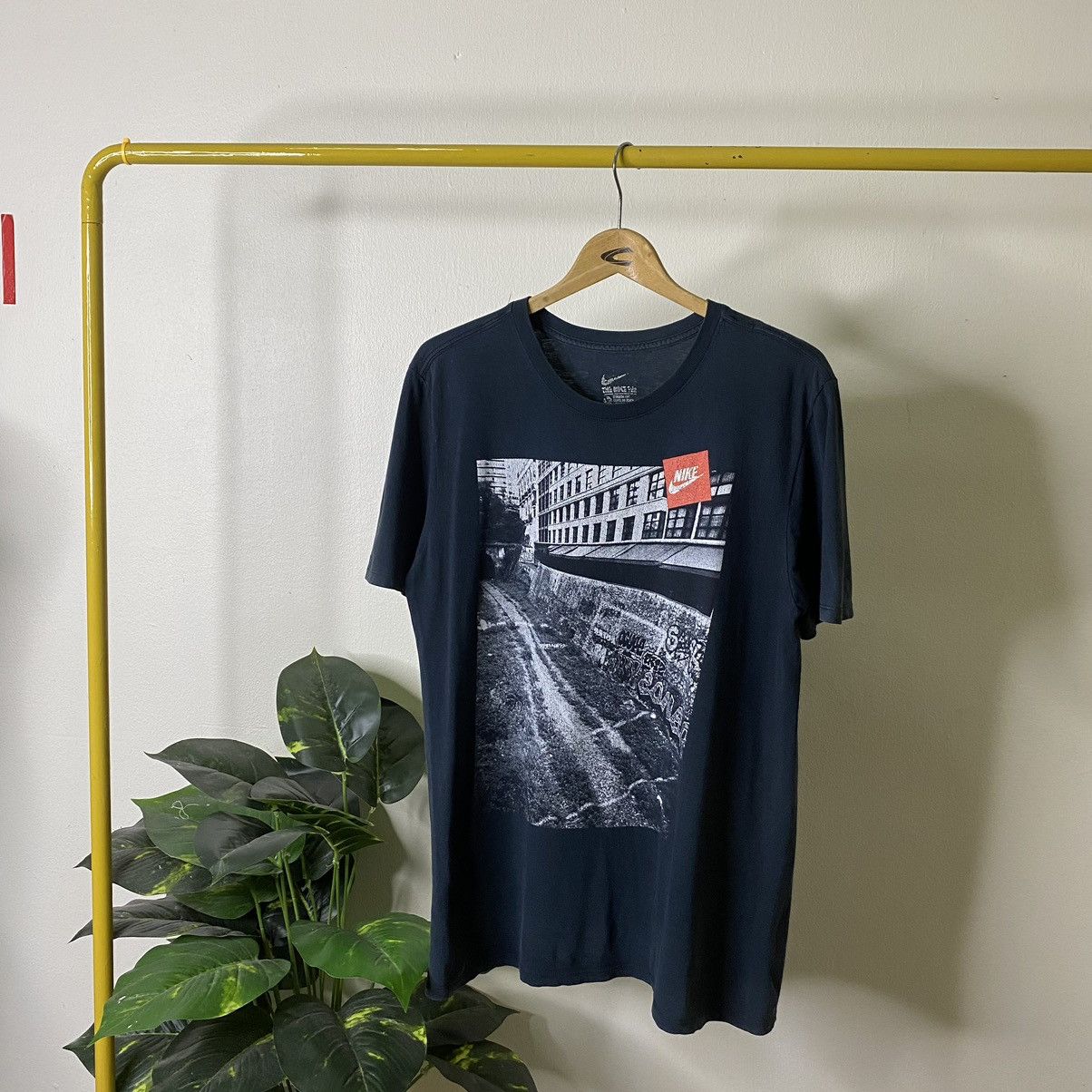 Nike Y2K Nike Modern Tee Nice Graphic Size US M / EU 48-50 / 2 - 1 Thumbnail