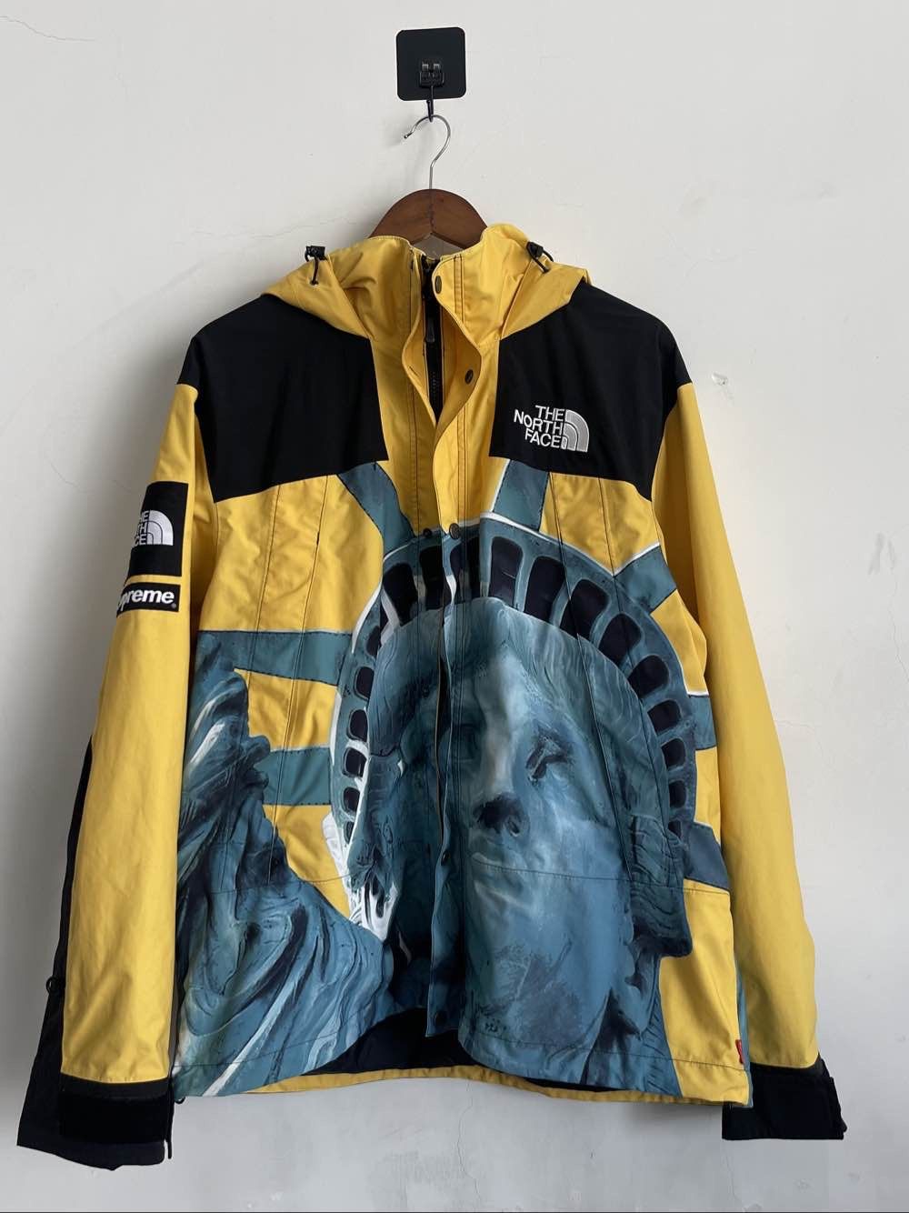 Supreme Supreme x The North Face Statue of Liberty Jacket Size L Size US L / EU 52-54 / 3 - 1 Thumbnail