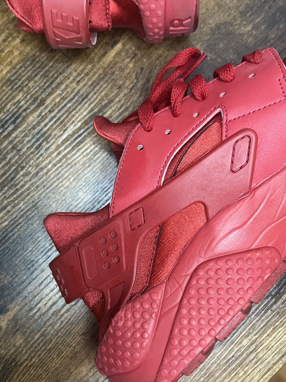 Nike Nike Air Huarache - Triple Red Size US 11 / EU 44 - 11 Thumbnail
