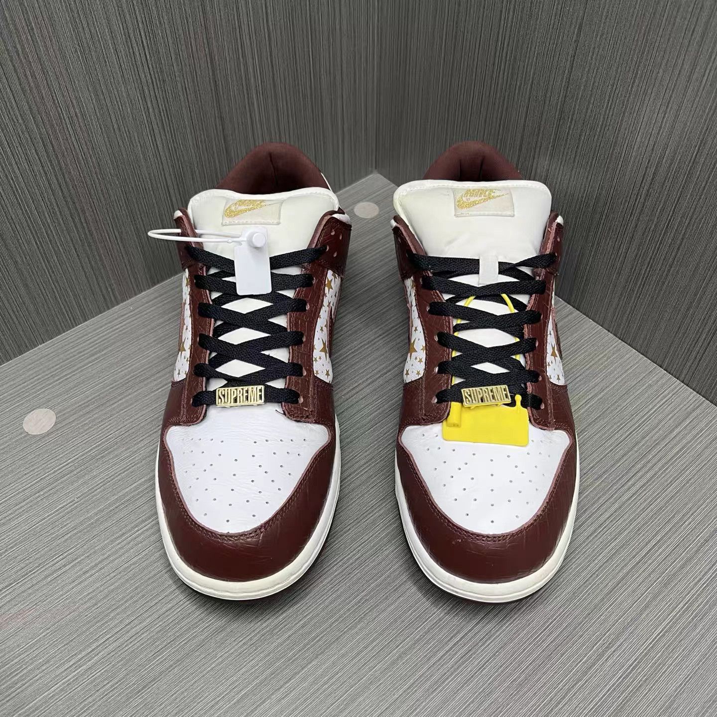 Nike Nike x Supreme Dunk SB White Red Gold K15 Size US 12.5 / EU 45-46 - 2 Thumbnail