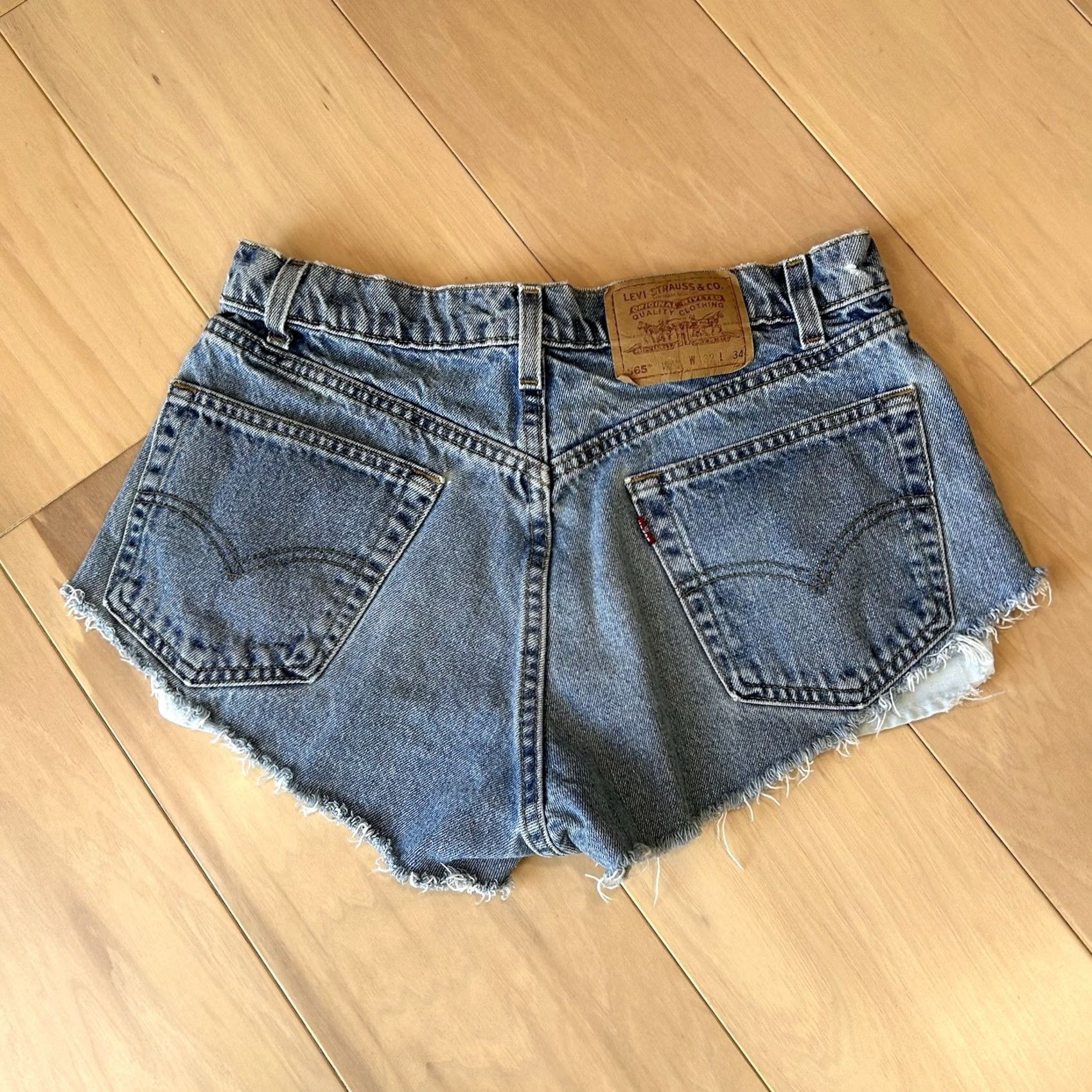 Levi's VINTAGE Levi’s 565 Shorts Women’s 31 Blue Denim Jean 1996 Cutoff 2” Inseam Size 24" / US 00 / IT 34 - 2 Thumbnail