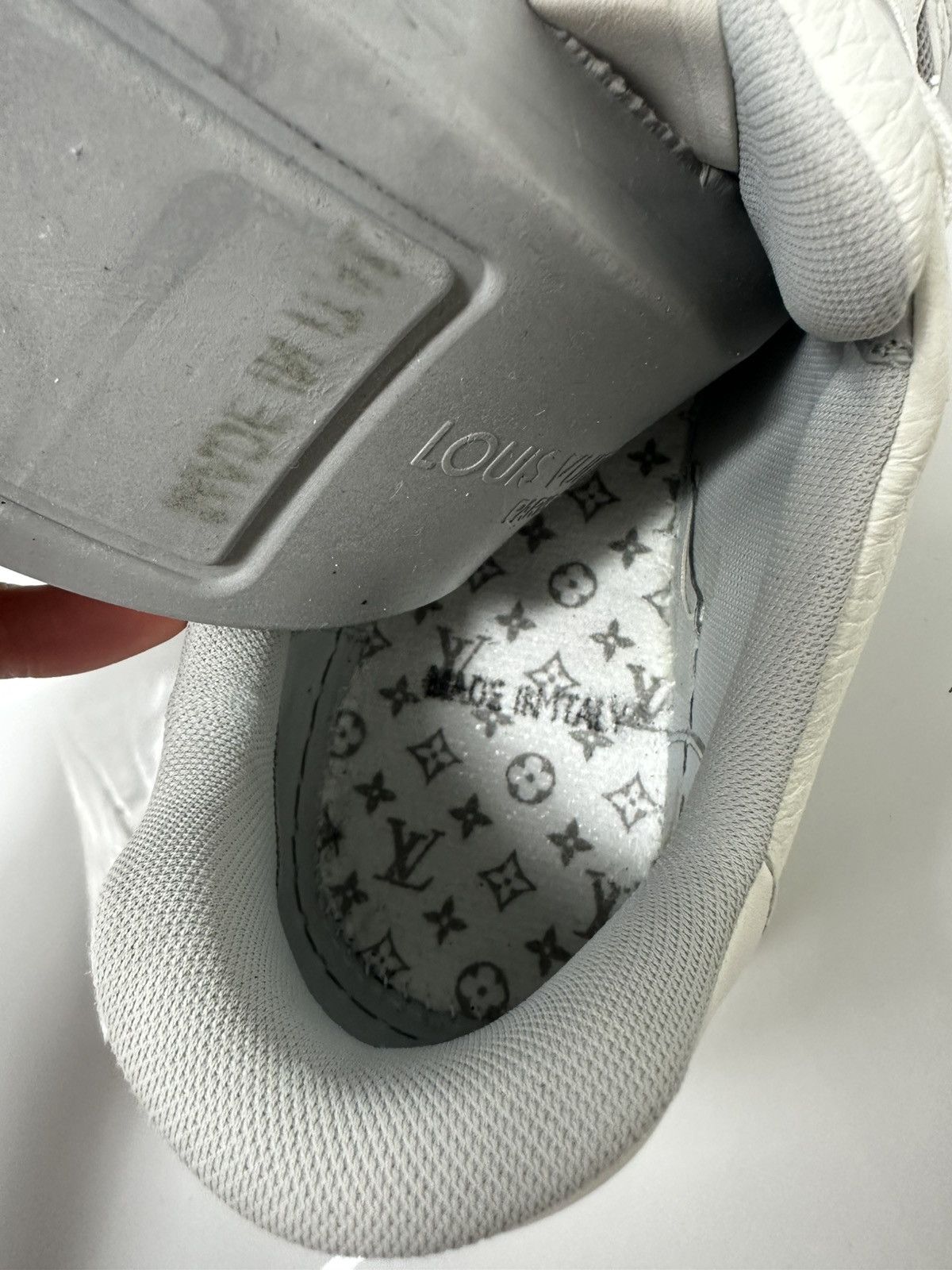 Louis Vuitton Louis Vuitton Trainer White/Grey Signature Size US 9.5 / EU 42-43 - 11 Thumbnail