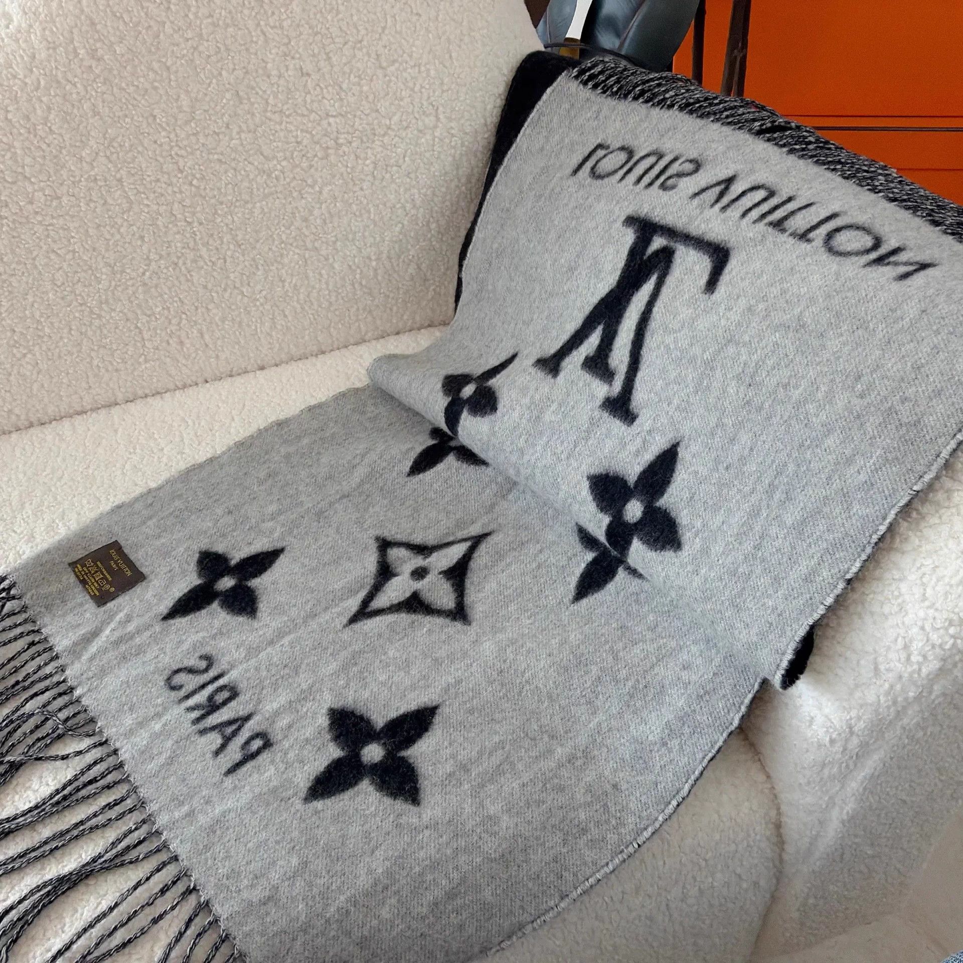 Louis Vuitton Louis Vuitton Pre-Owned Double-Faced Cashmere Scarf Size ONE SIZE - 5 Thumbnail