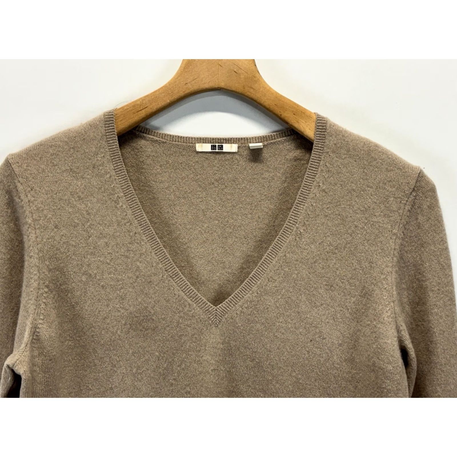 Uniqlo Uniqlo Sweater Women's Large Beige V-Neck Cashmere Crewneck? Size L / US 10 / IT 46 - 2 Thumbnail