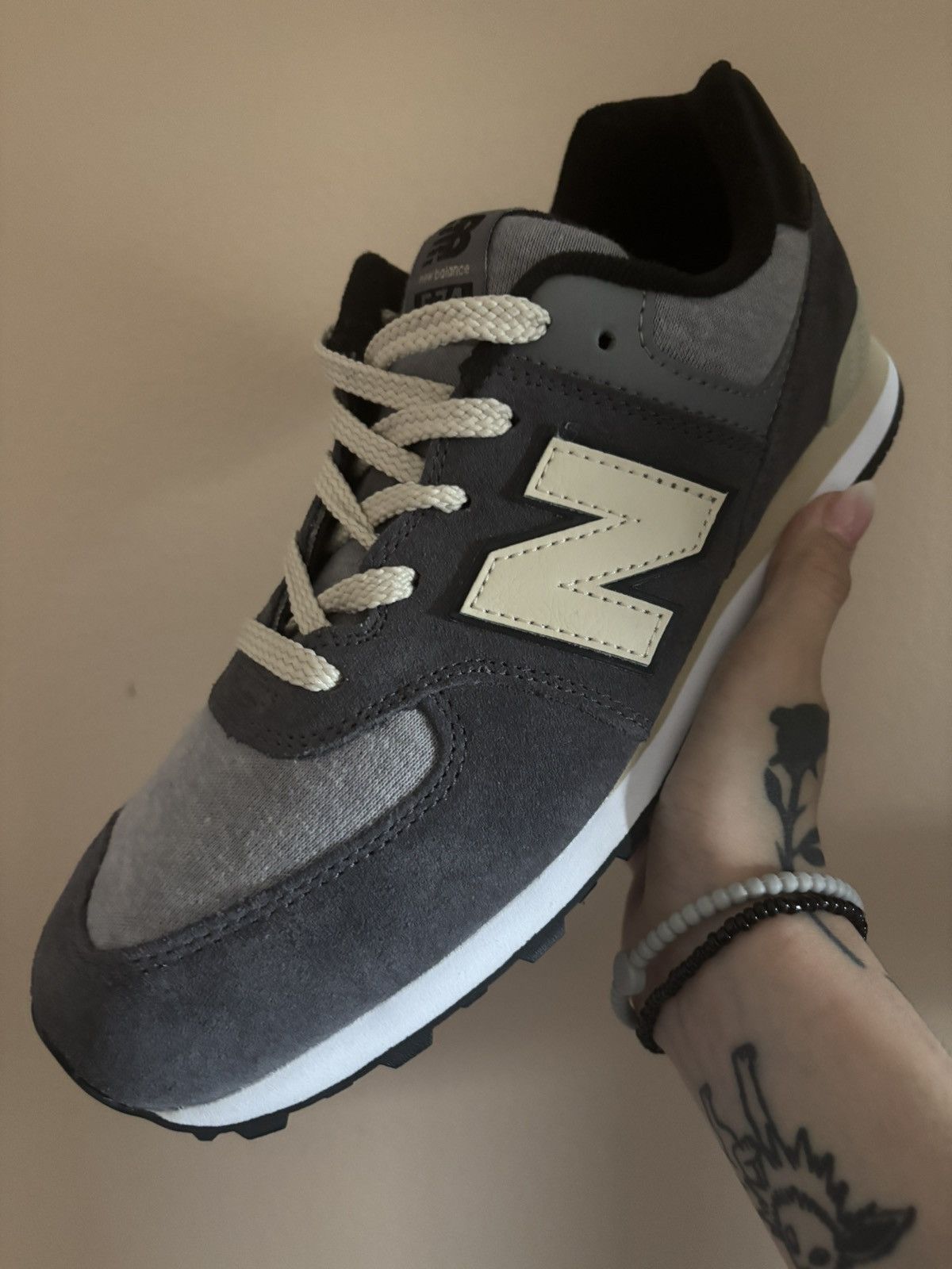 New Balance New Balance 574 Big Kid 'Grey Day 2024 - Magnet' Size US 7 / EU 40 - 1 Thumbnail