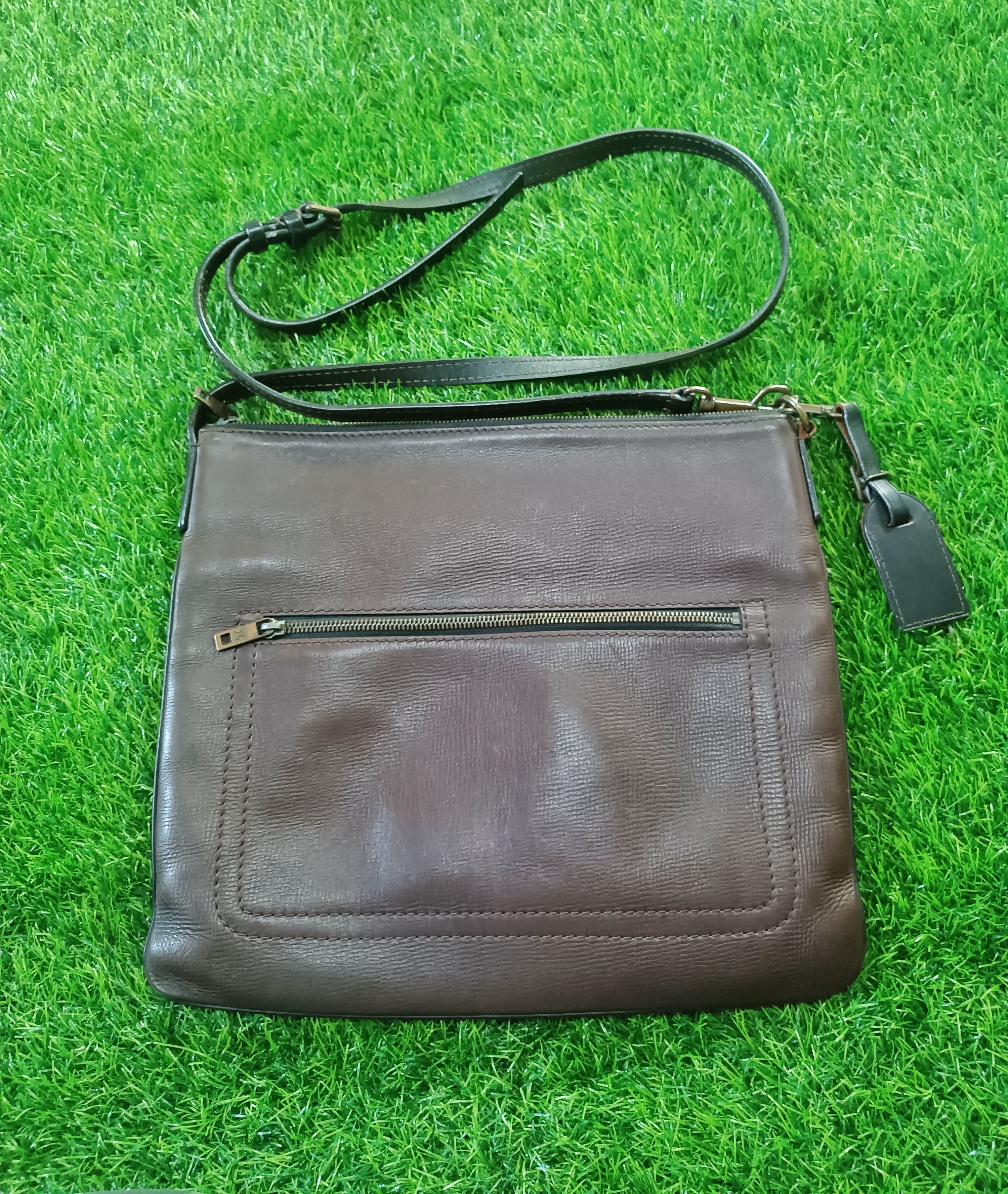 Louis Vuitton LV Louis Vuitton Shawnee Pochette Utah leather sling bag Size ONE SIZE - 2 Thumbnail