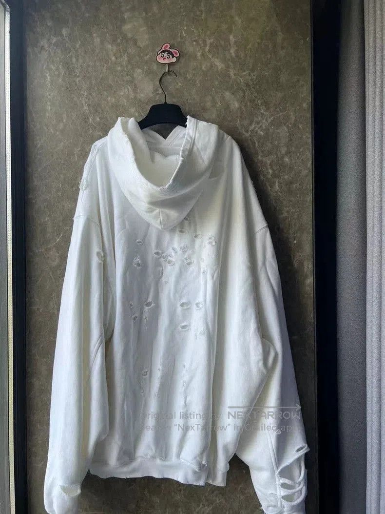 Balenciaga Balenciaga Logo Distressed White Sweatshirt. Size US S / EU 44-46 / 1 - 2 Thumbnail