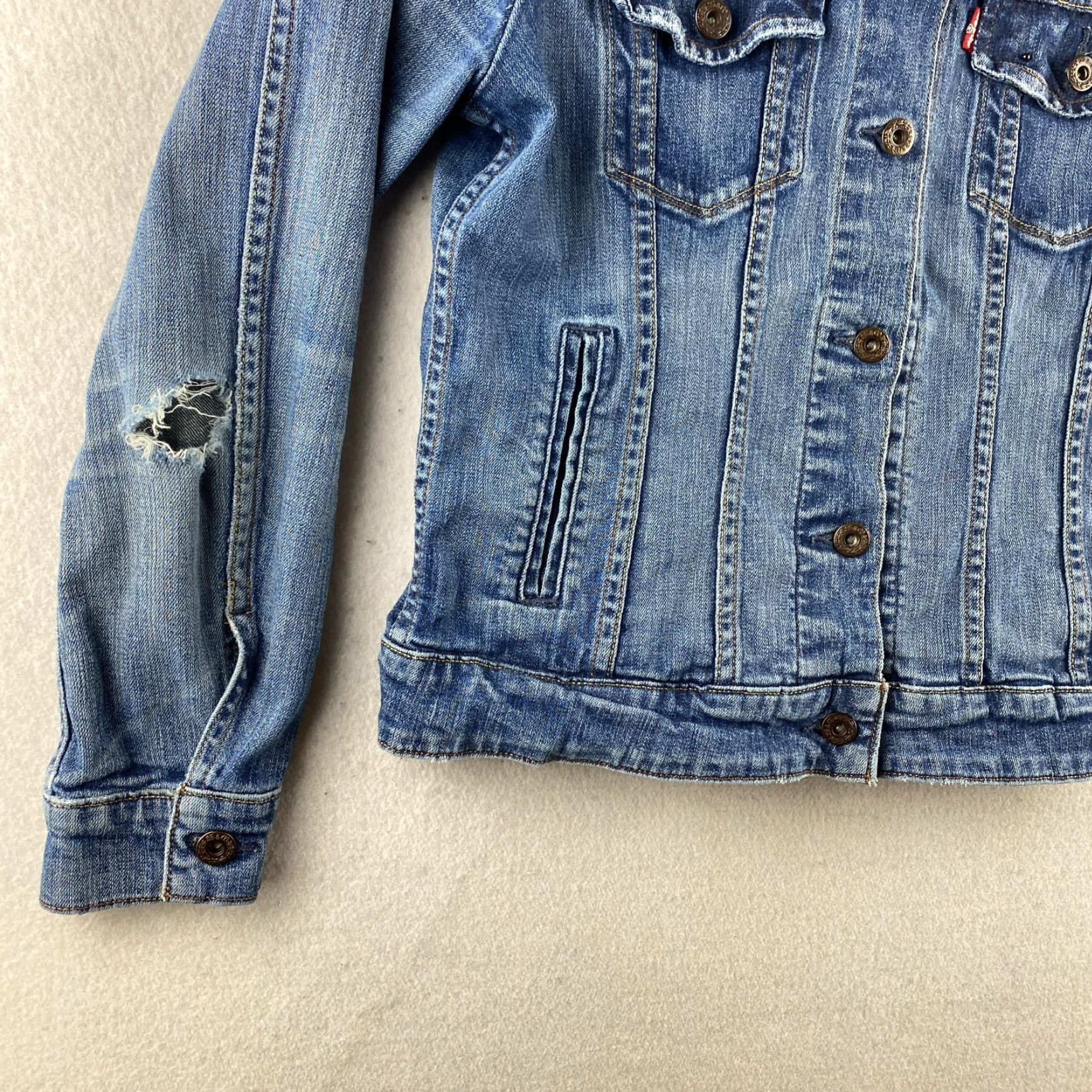 Levi's Levi's Denim Trucker Jacket Womens Large L Blue Distressed Rip Button-Up Size 36" / US 14 / IT 50 - 5 Thumbnail