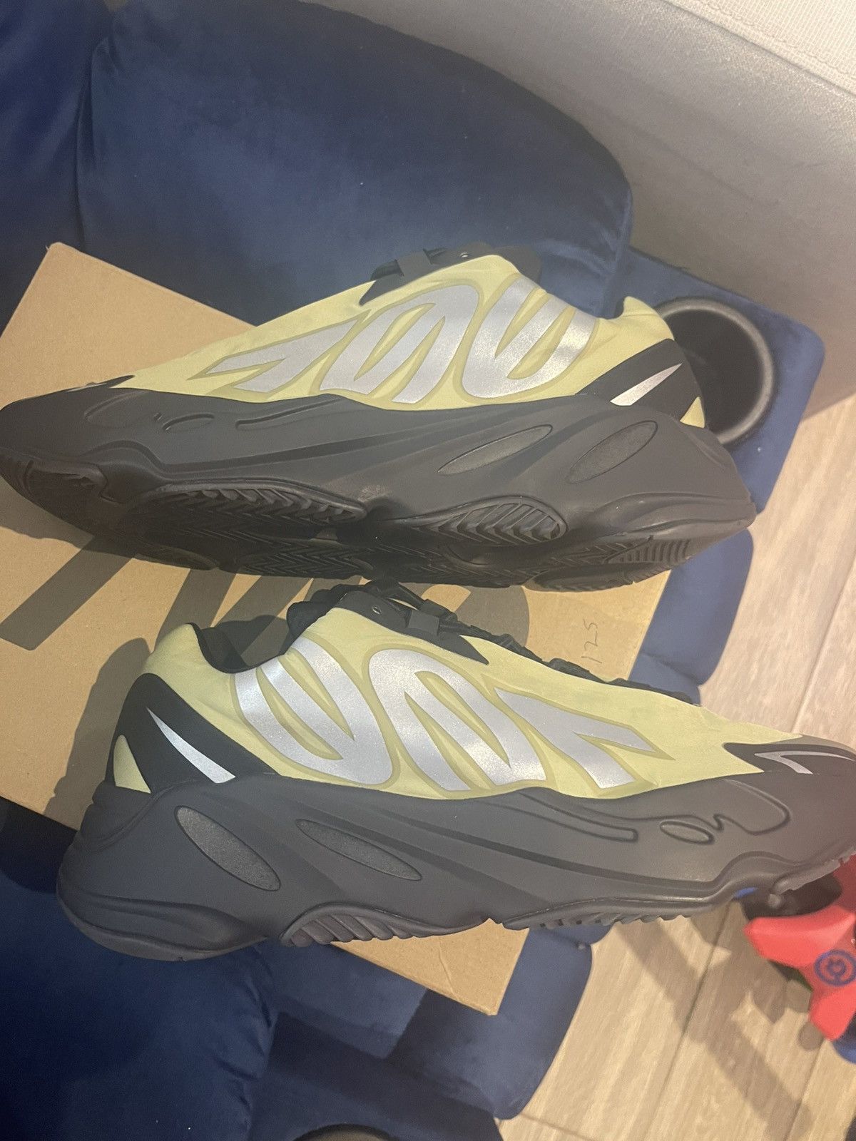Yeezy Yeezy 700 mnvn resin Size US 11 / EU 44 - 3 Thumbnail